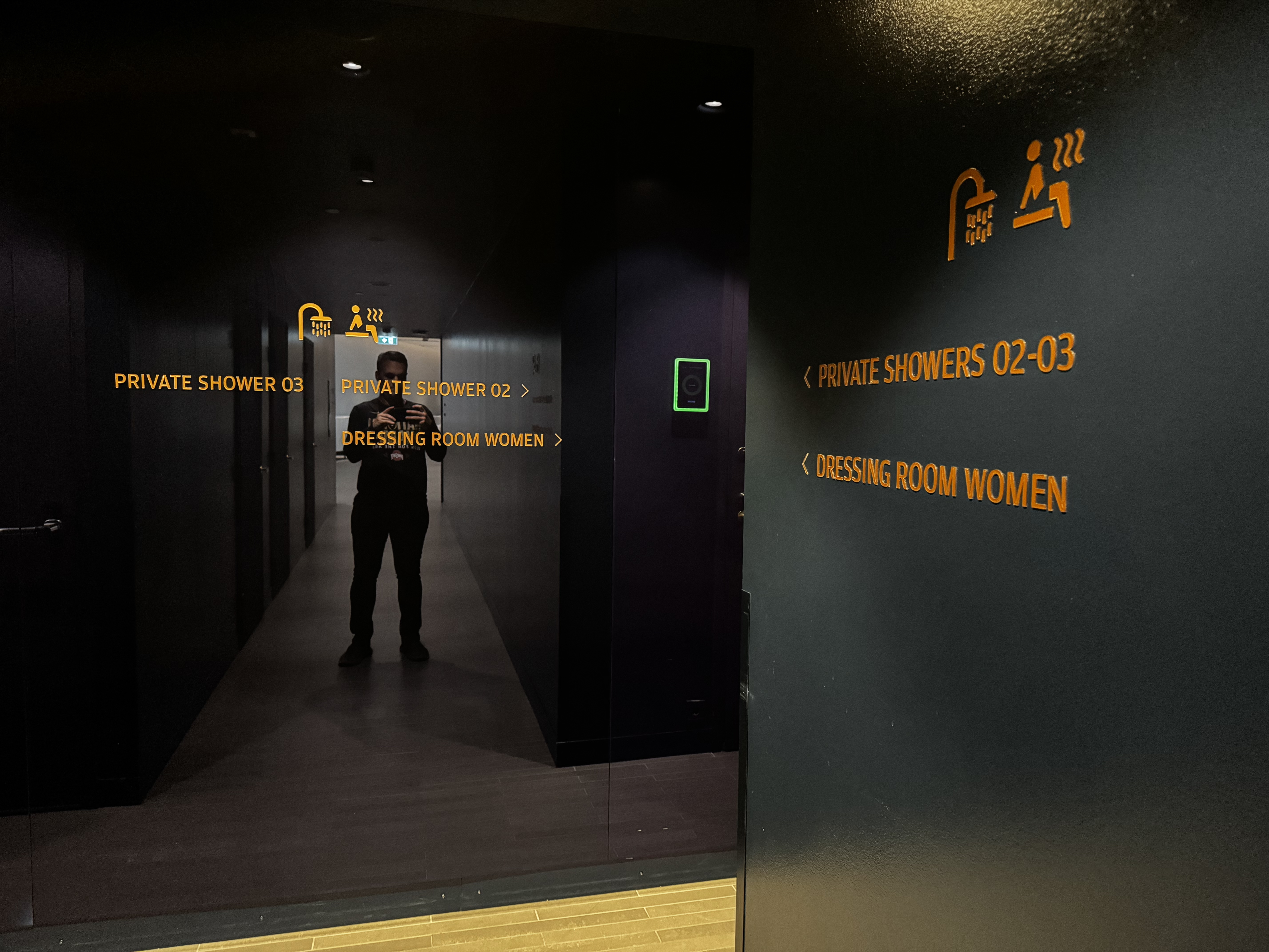 Finnair Lounge Helsinki HEL Non Schengen Platinum Wing showers entrance