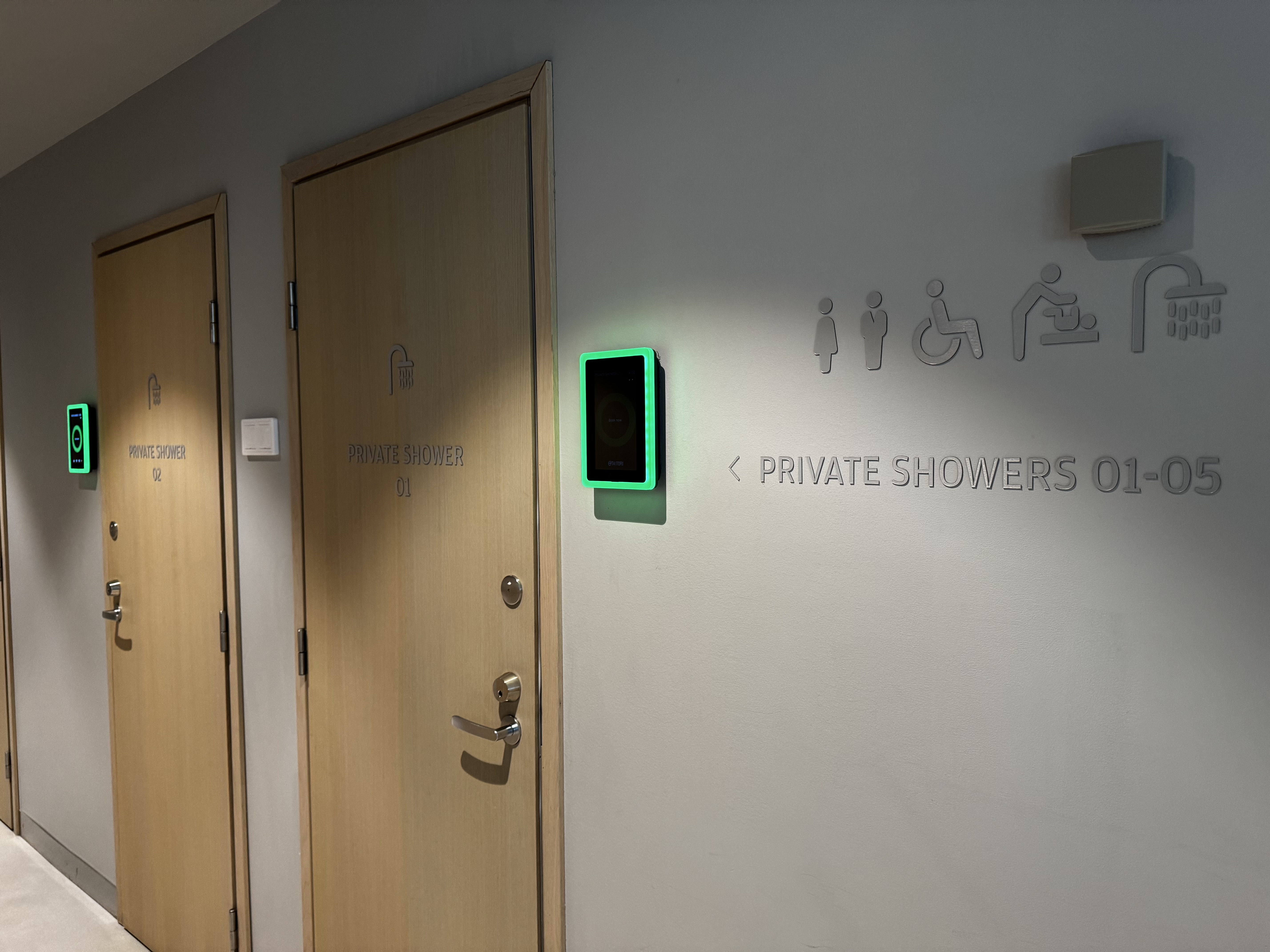 Finnair Lounge Helsinki HEL Non Schengen showers toilets