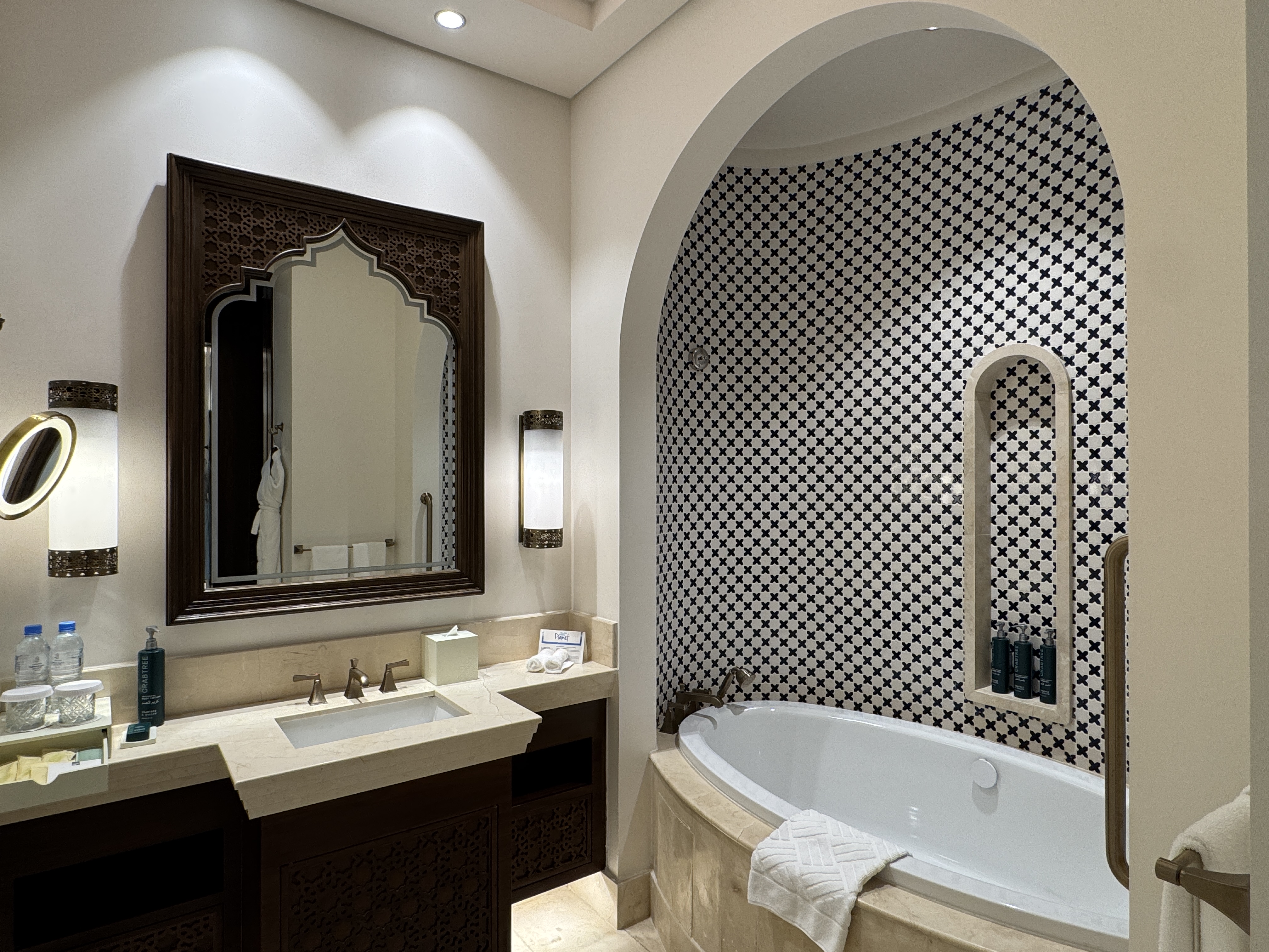 Hilton Salwa Beach Resort bathroom
