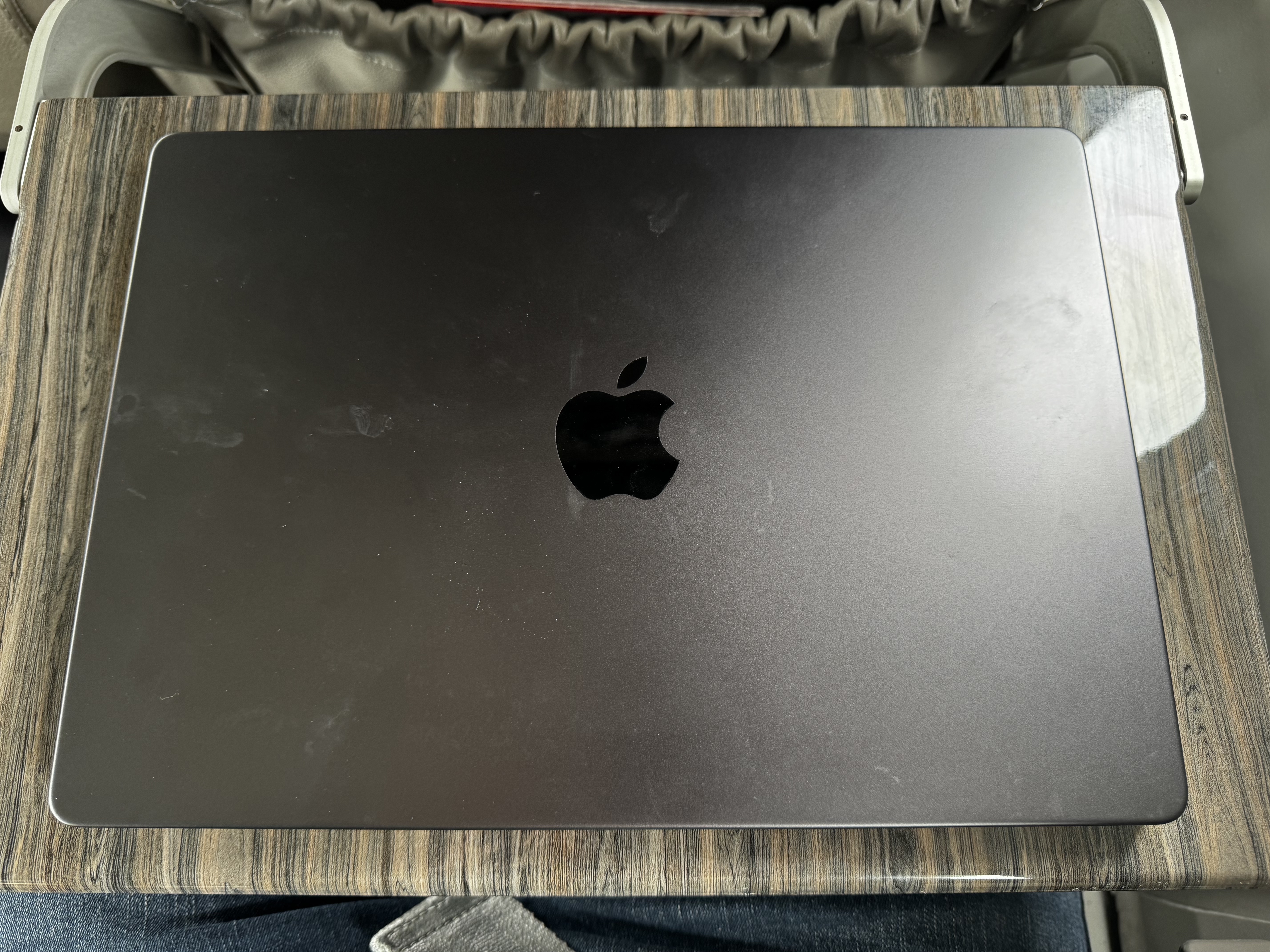 JSX E145 DAL SNA laptop on tray table