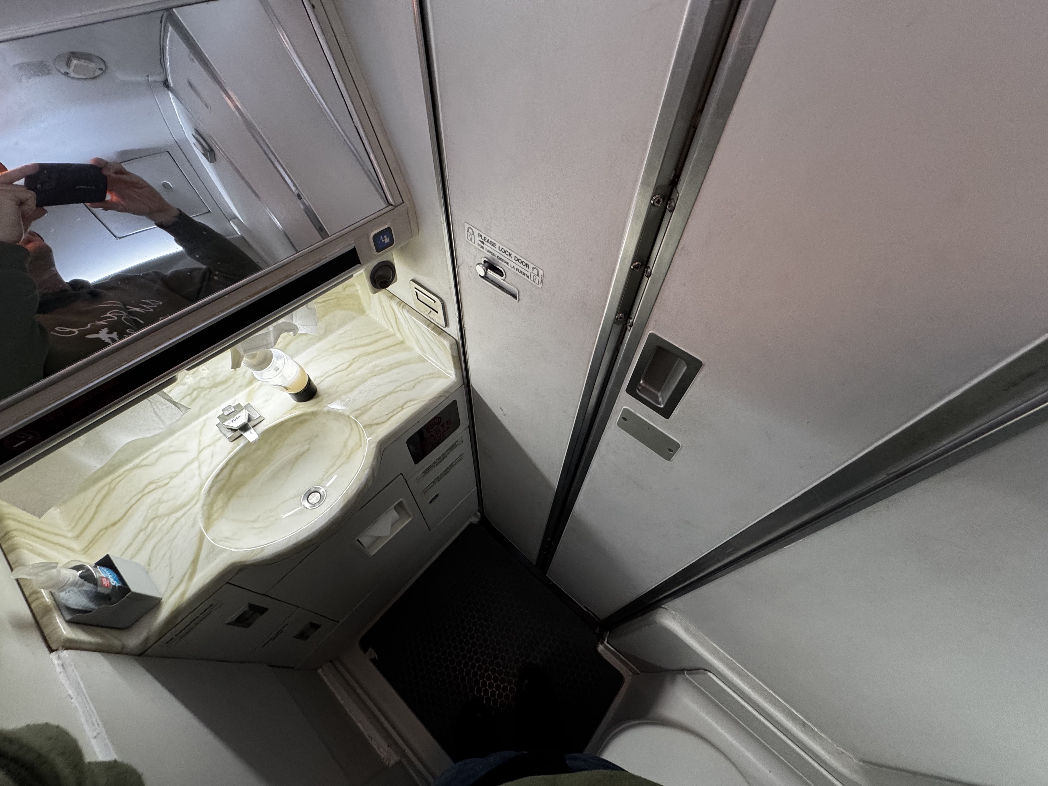 JSX E145 DAL SNA lavatory sink