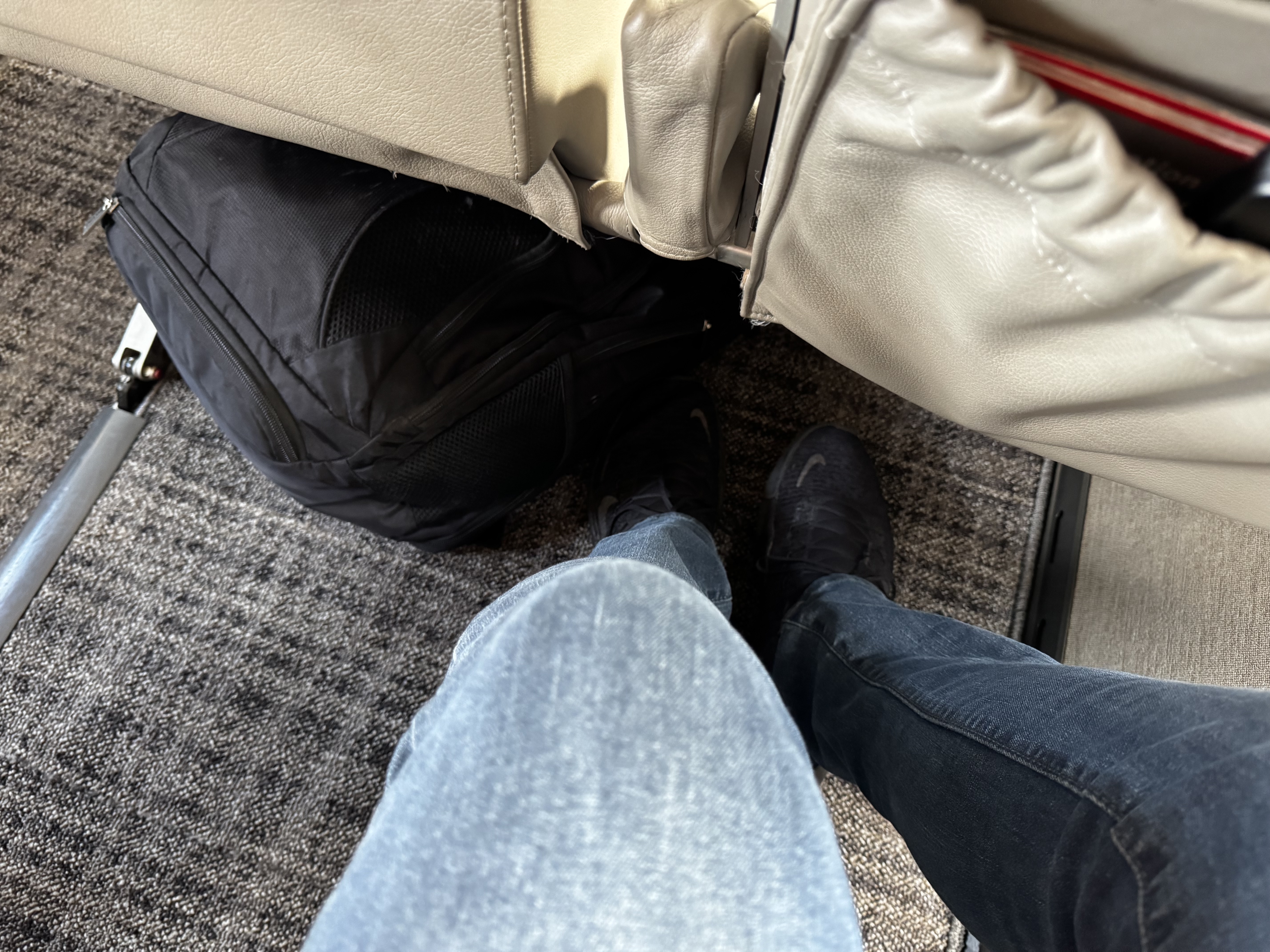 JSX E145 DAL SNA seat pitch