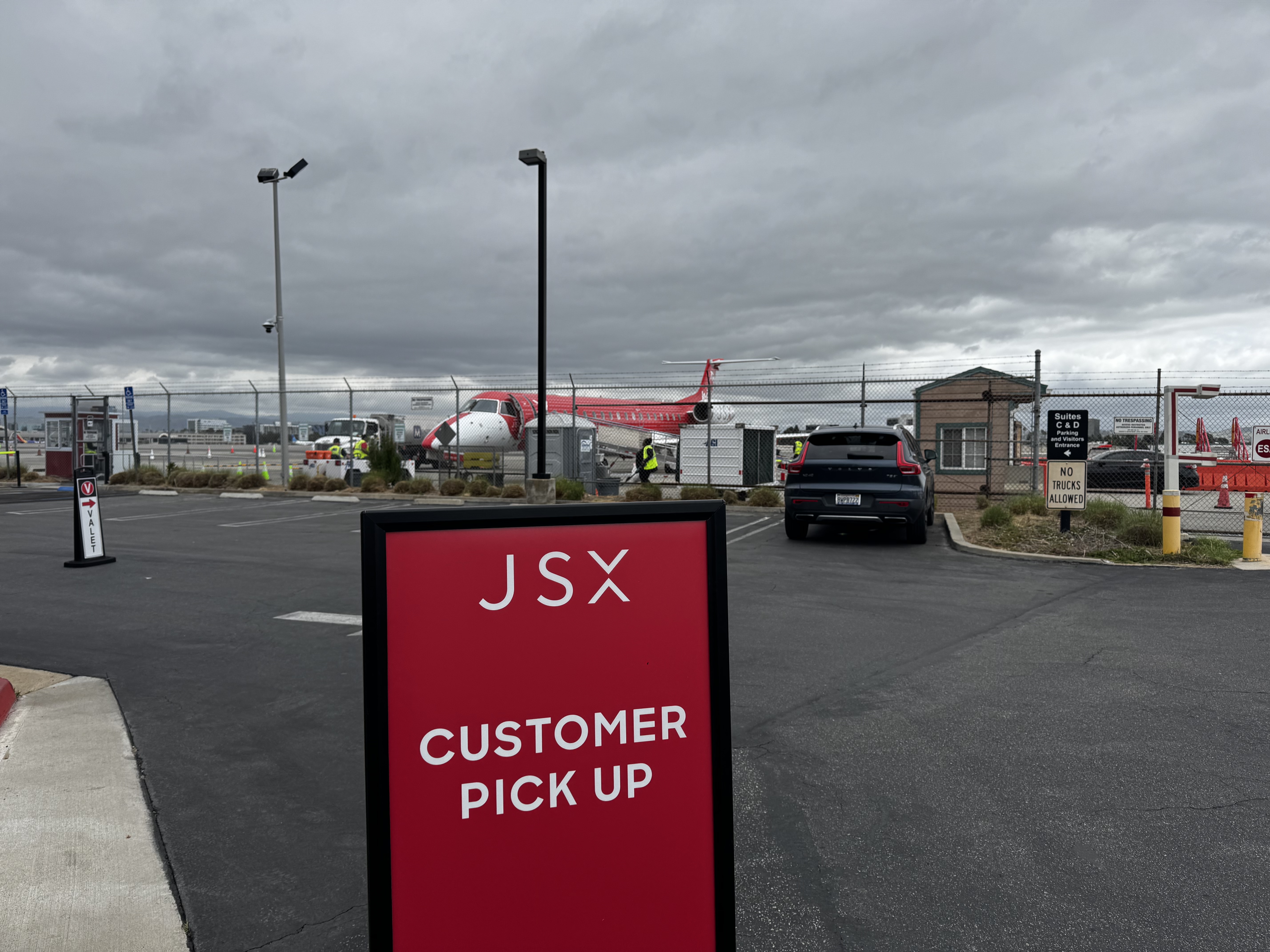 JSX customer pickup at SNA