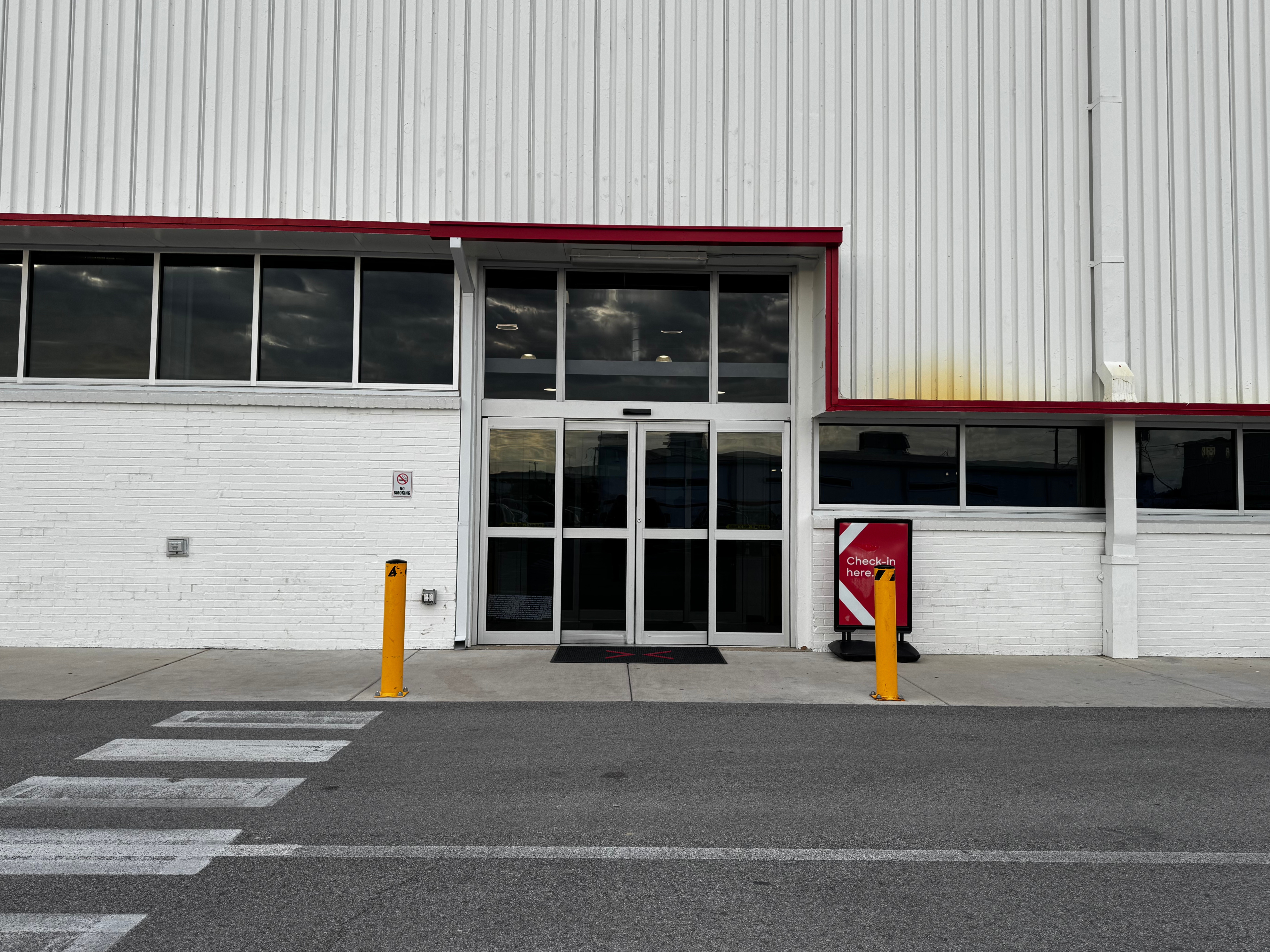 JSX lounge DAL door