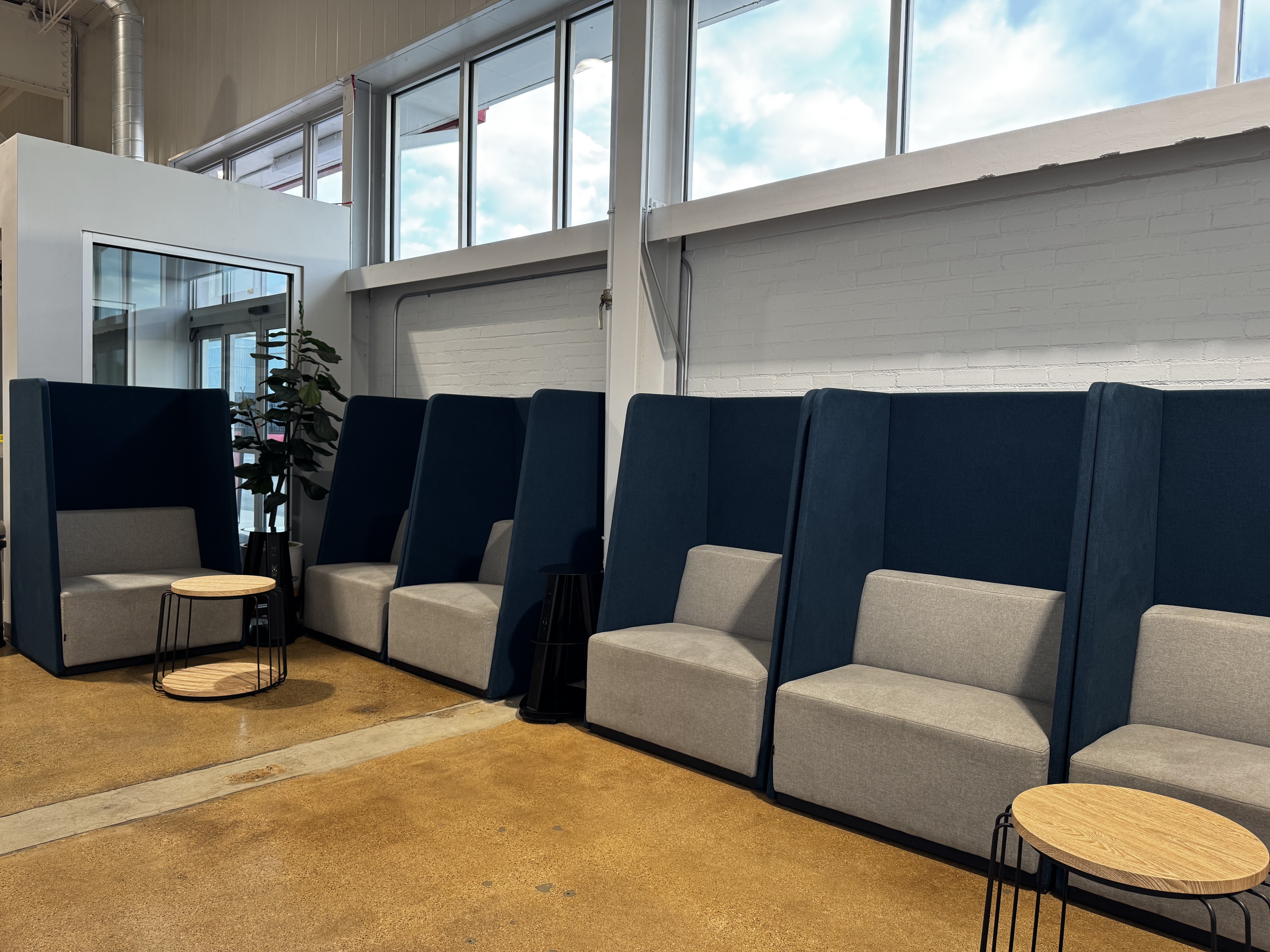 JSX lounge DAL pod seats