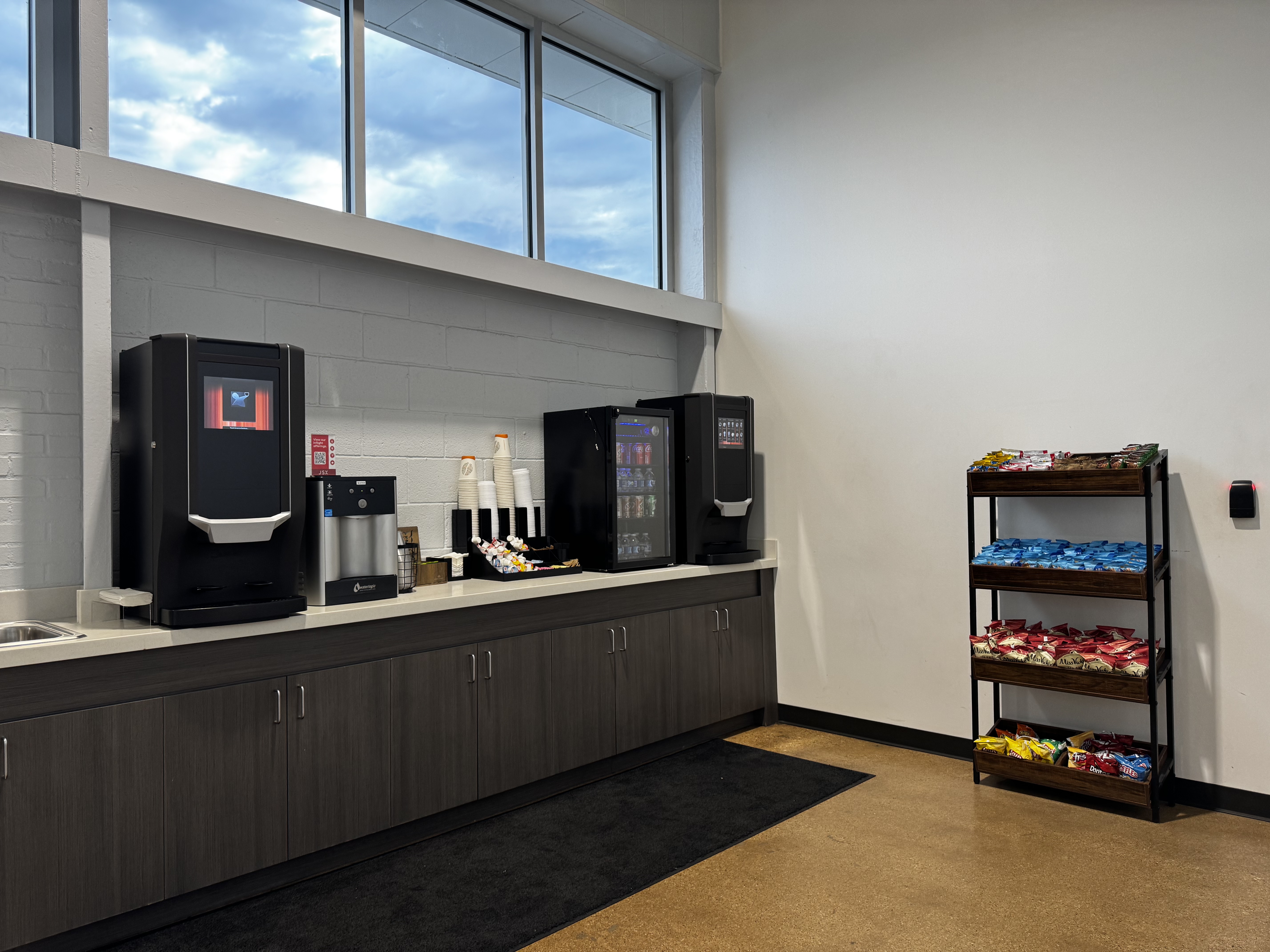 JSX lounge DAL snacks coffee