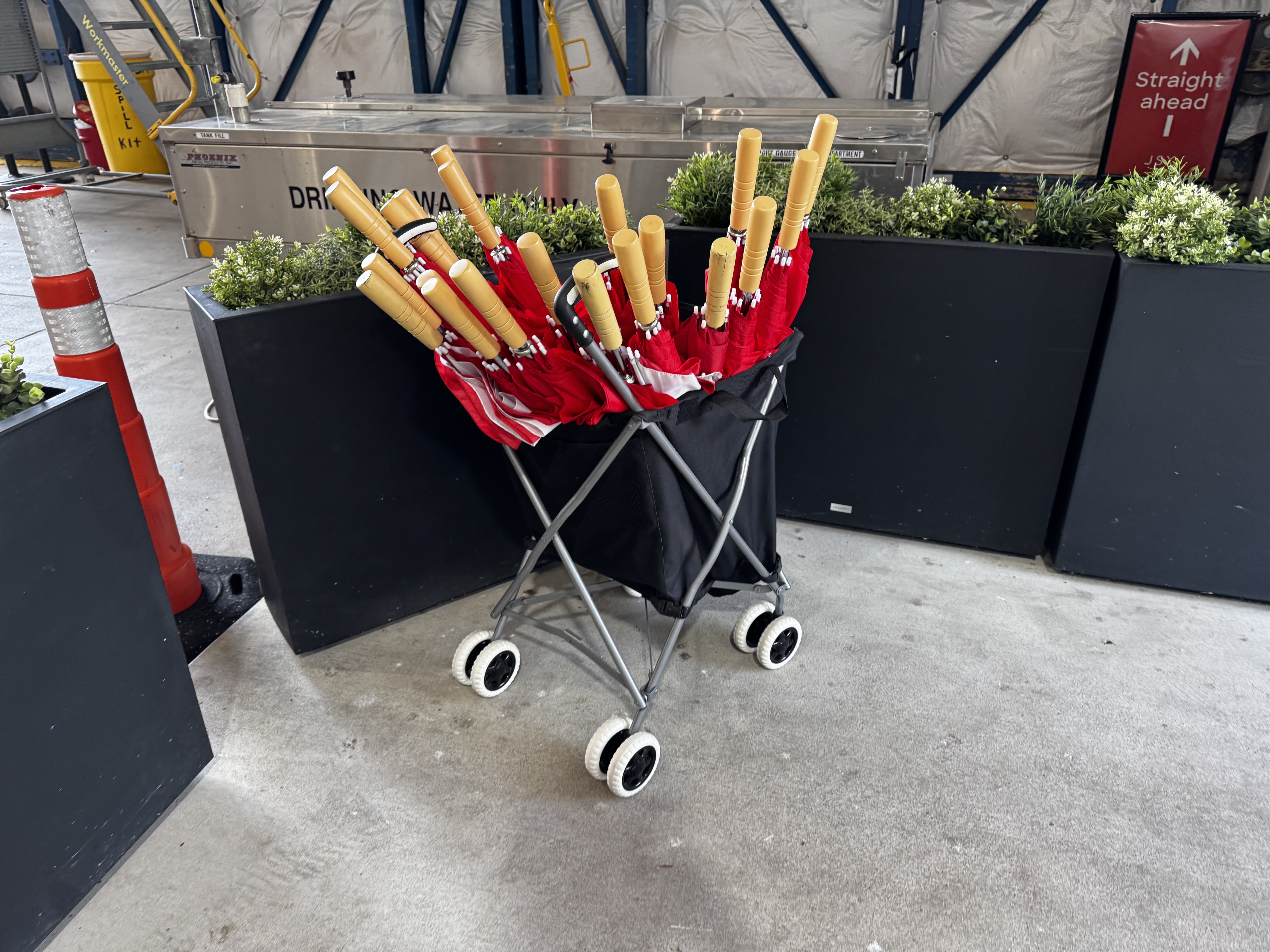JSX lounge DAL umbrellas