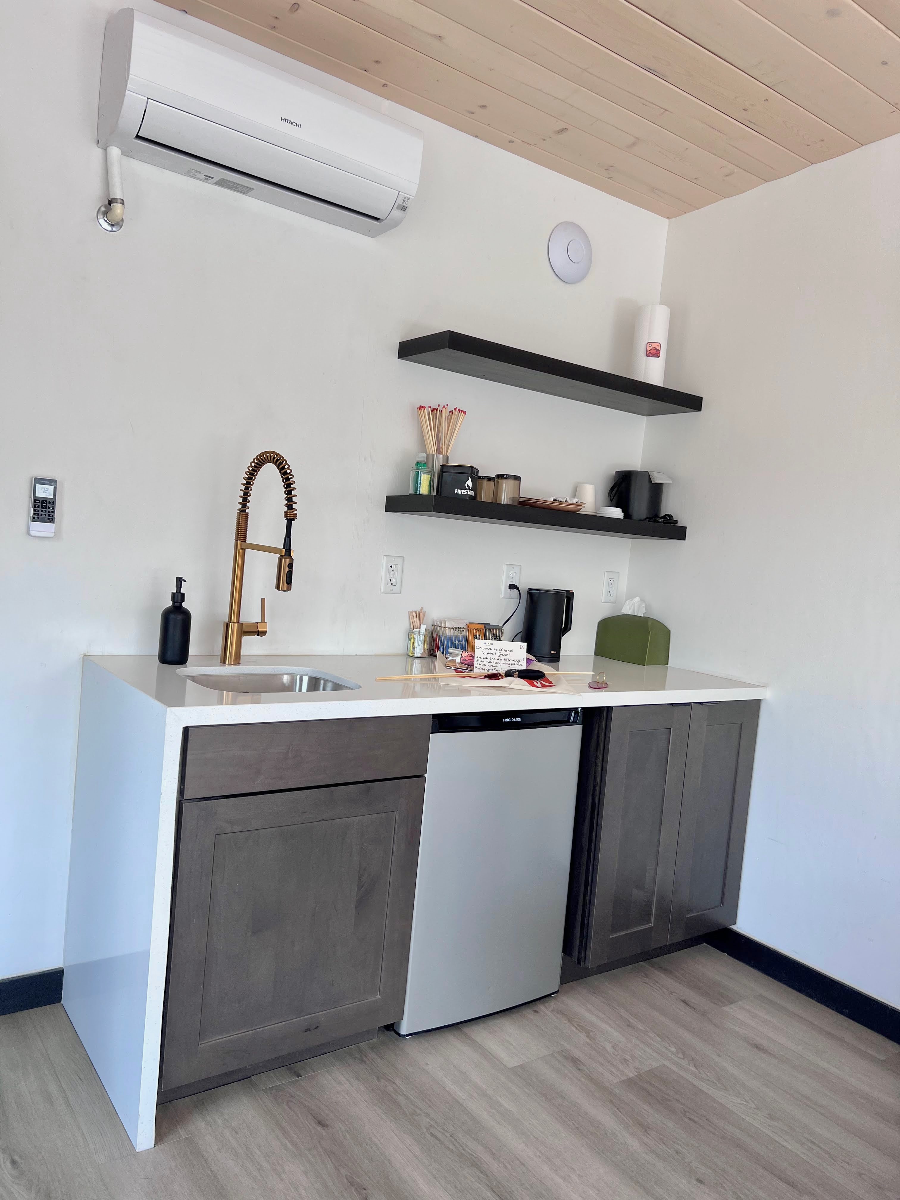 Ofland Escalante Deluxe Cabin kitchenette 