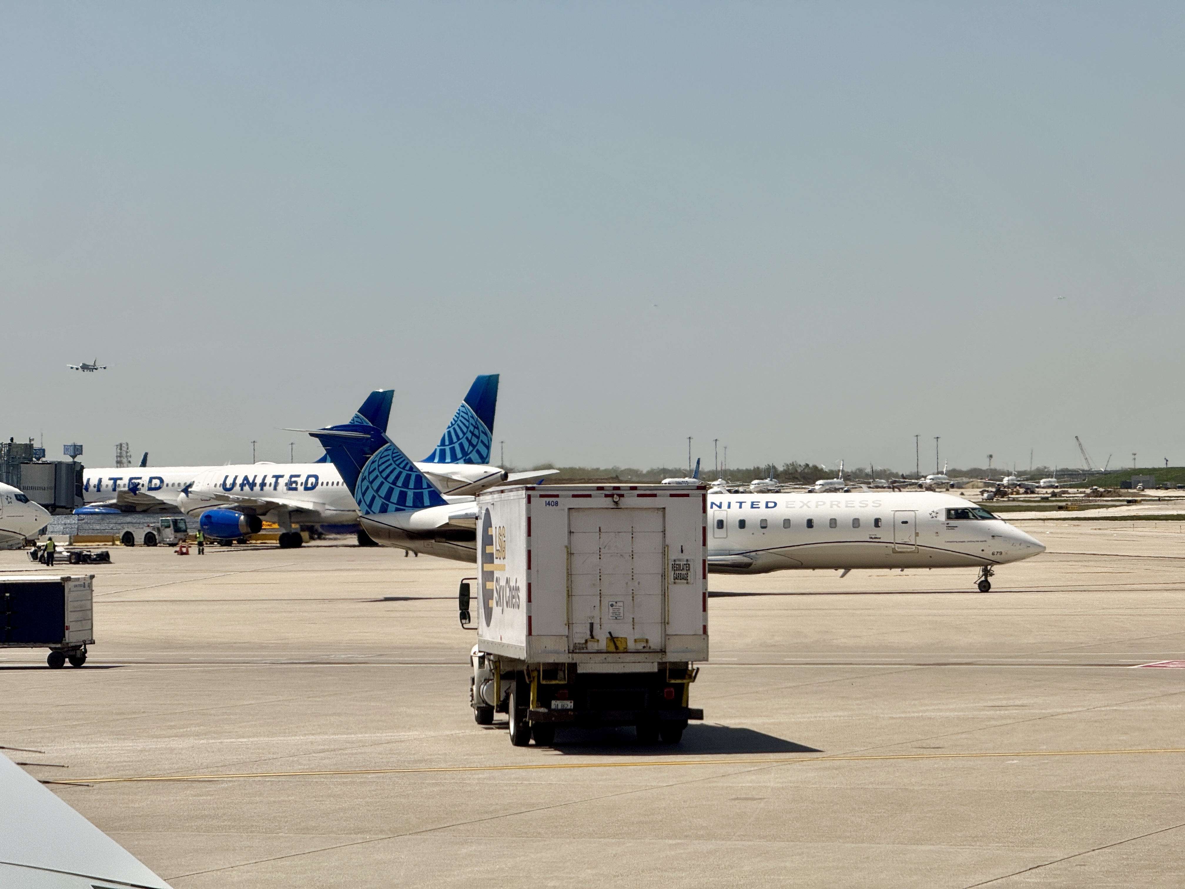 UnitedExpressandUnitedJetsAtORD United Express and United Jets A tORD
