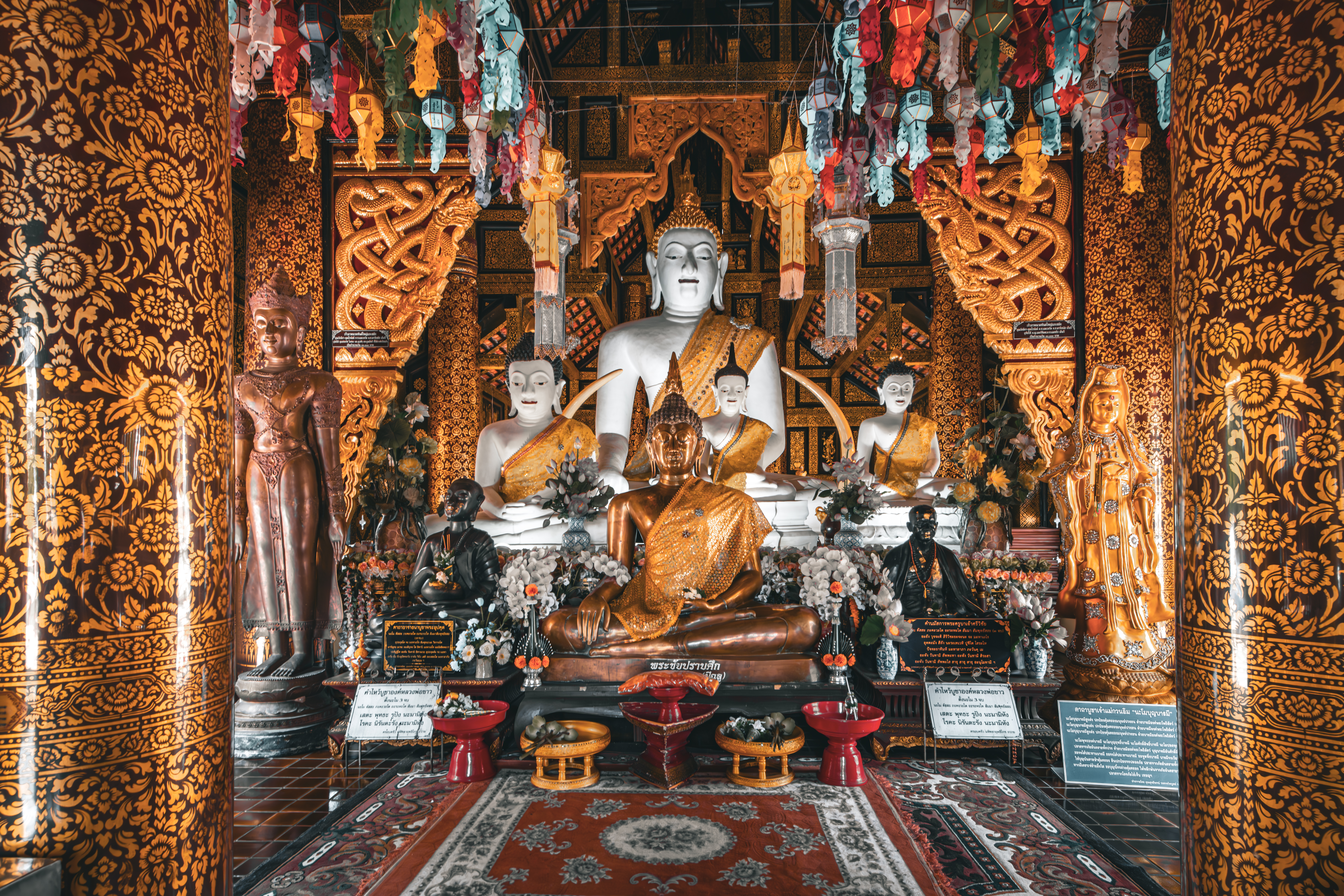 Wat Inthakhin Sadue Muang Buddha statues