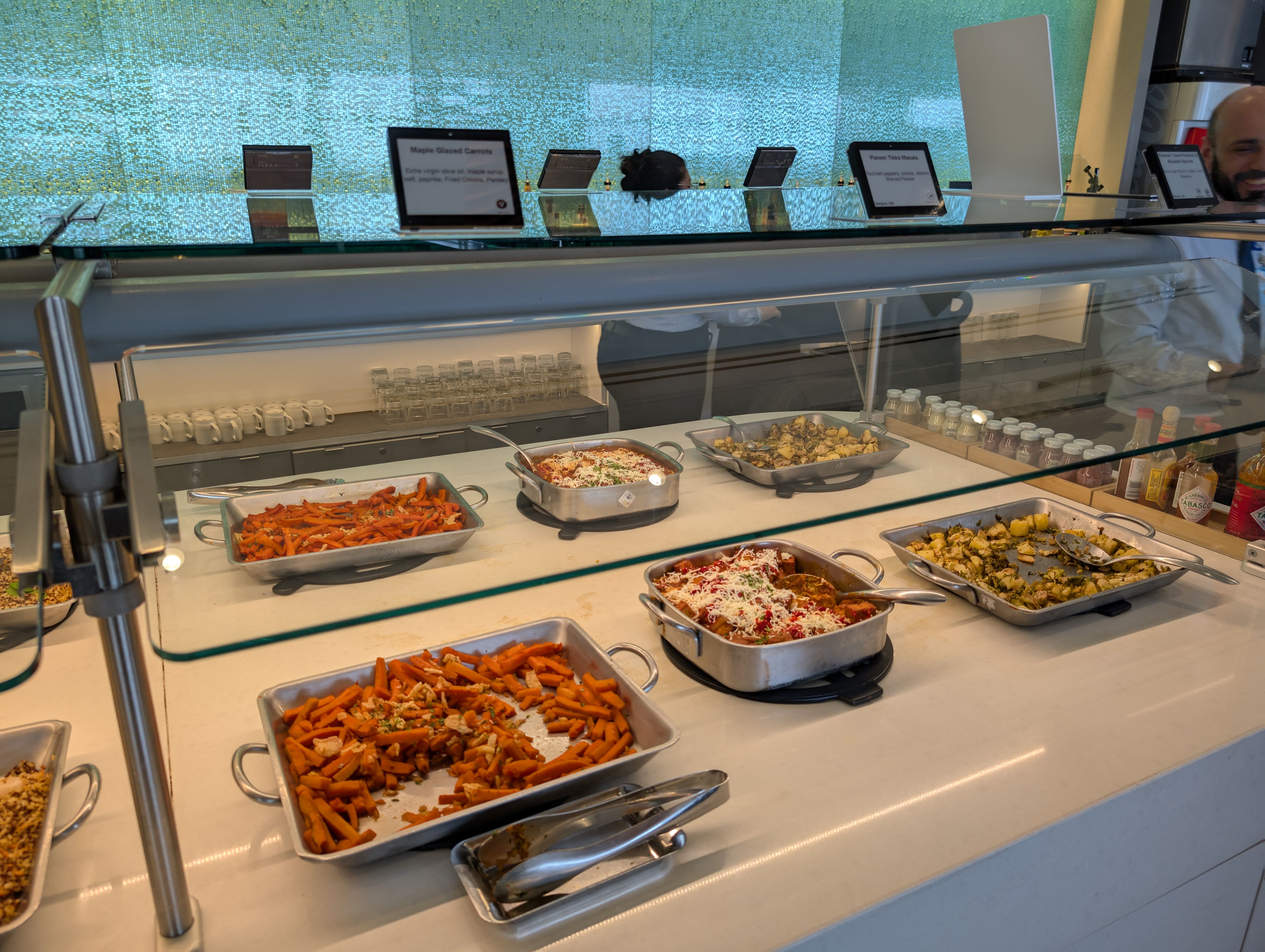 American Airlines Flagship Lounge DFW hot buffet American Airlines Flagship Lounge DFW hot buffet