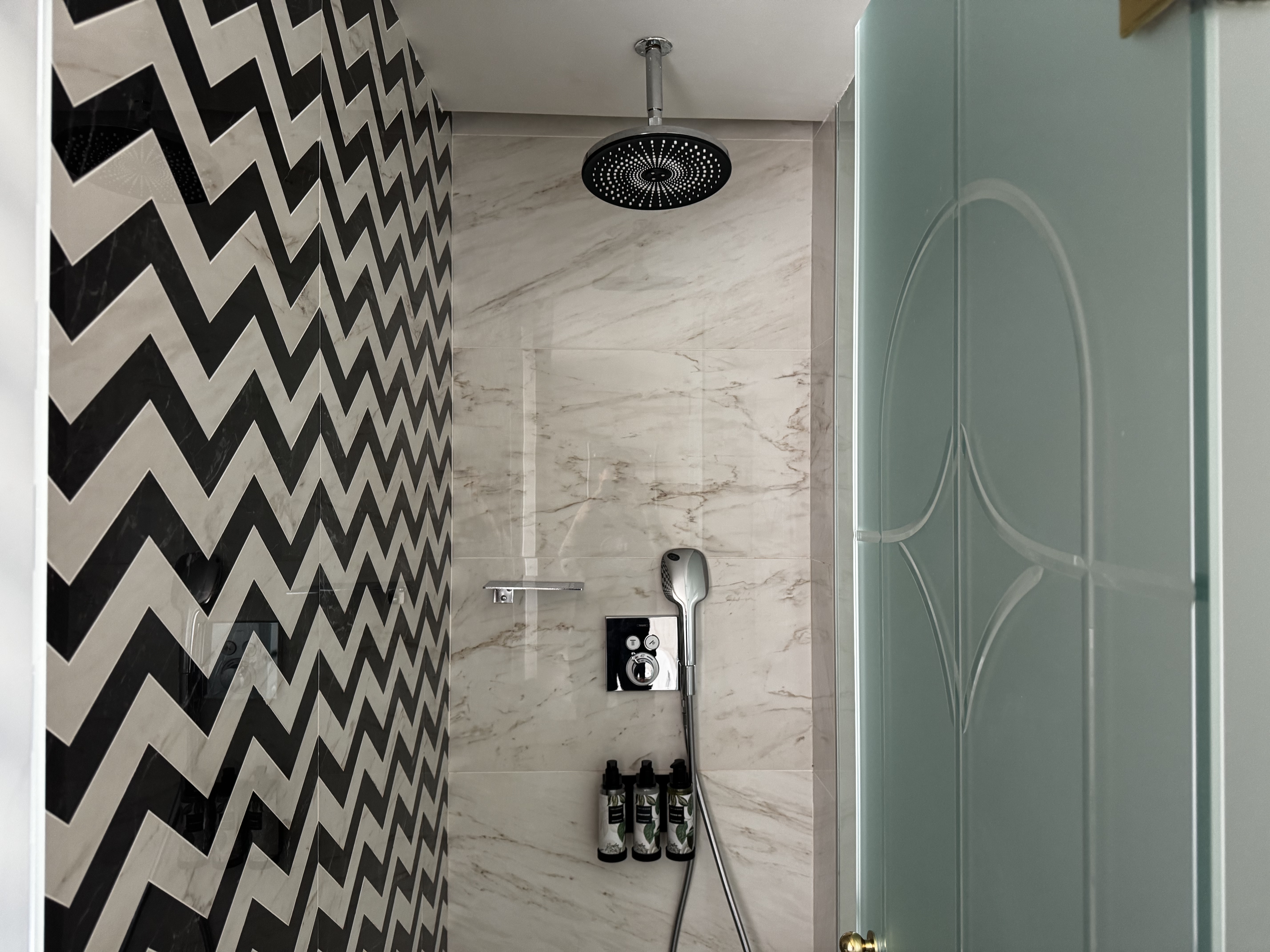 Barcelo Torre de Madrid shower