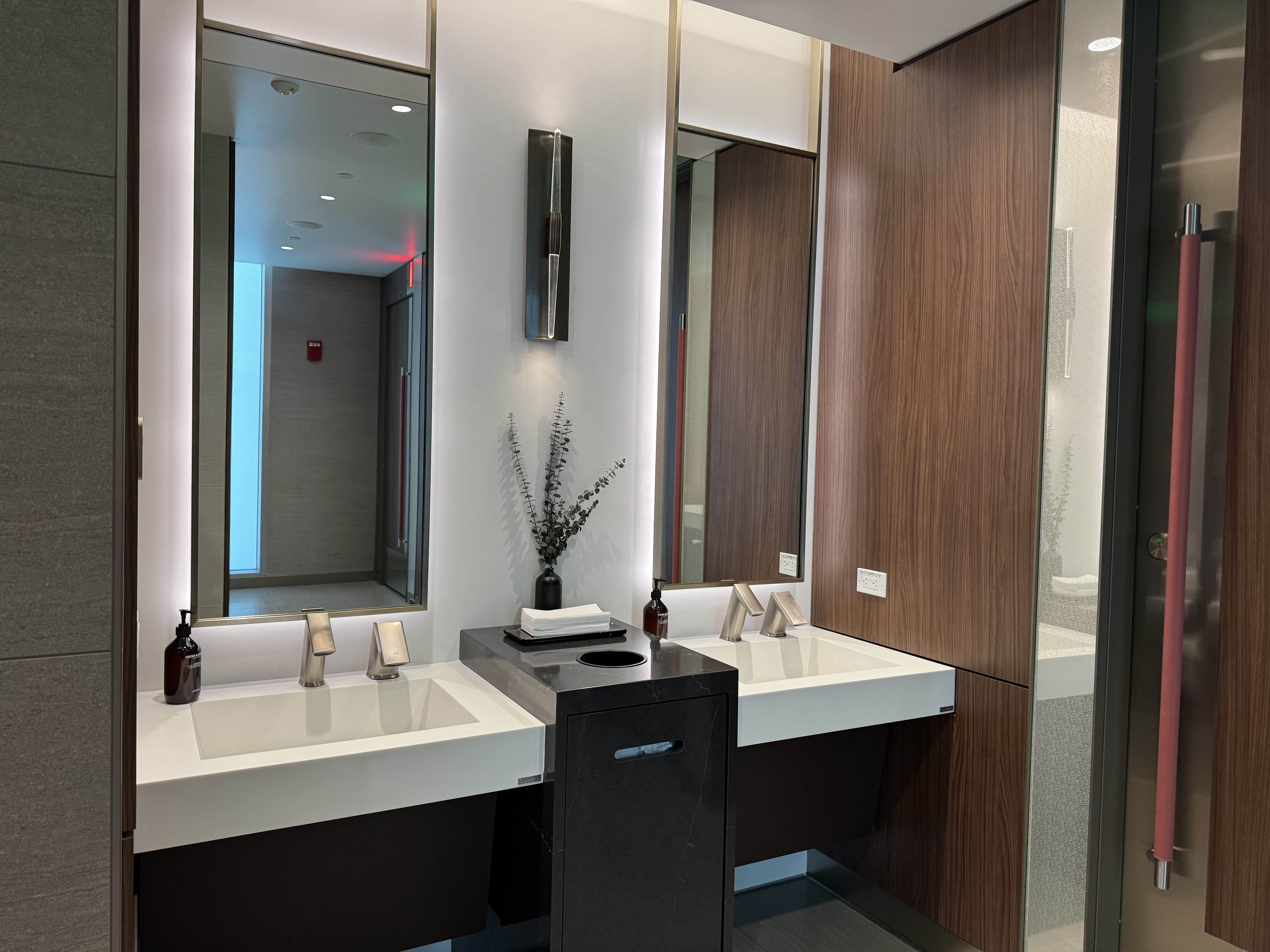 Delta One Lounge SEA Bathroom Sinks