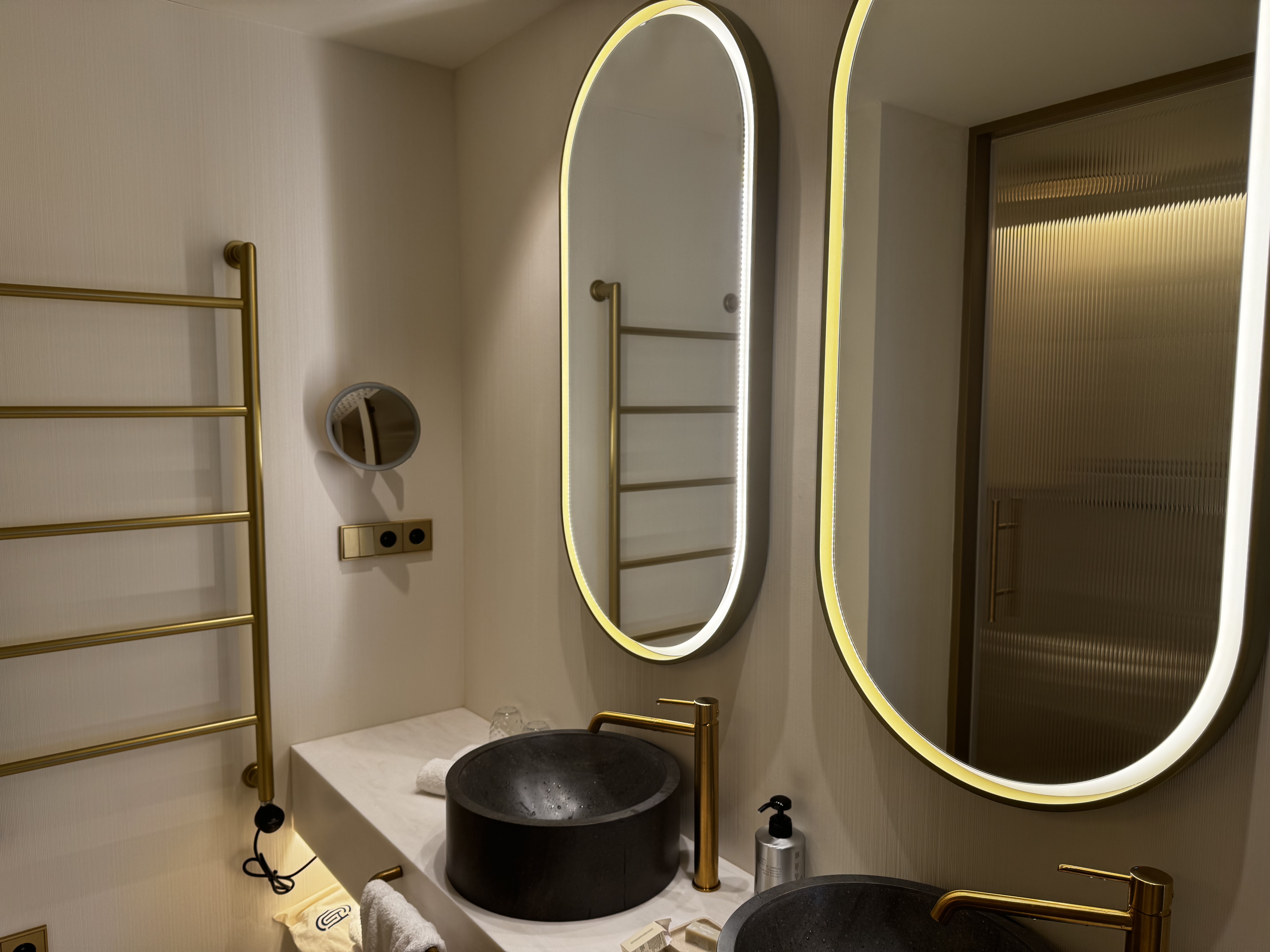 Grand Hotel Centenari Valencia Marriott Autograph Collection bathroom mirrors