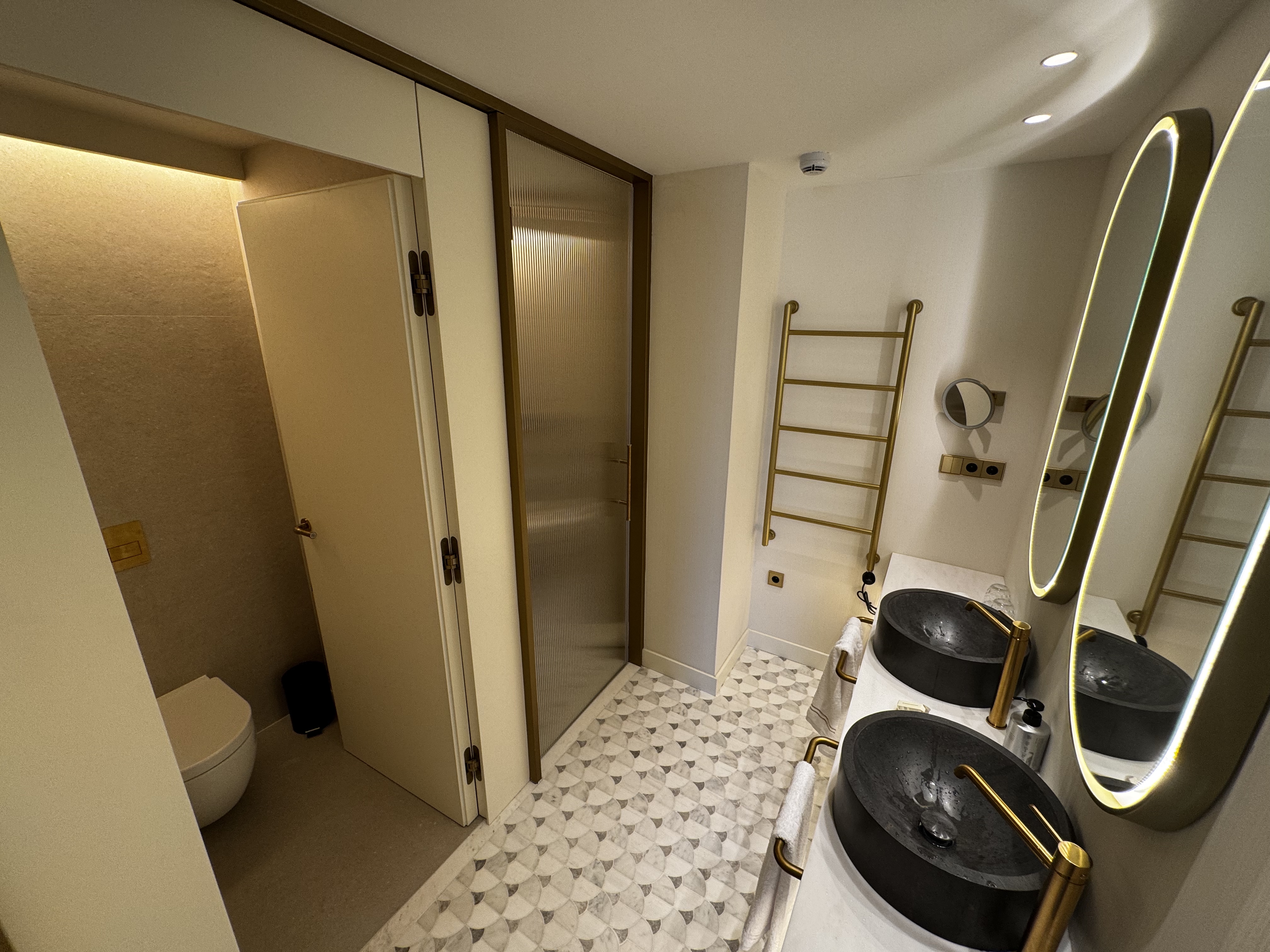Grand Hotel Centenari Valencia Marriott Autograph Collection bathroom overview