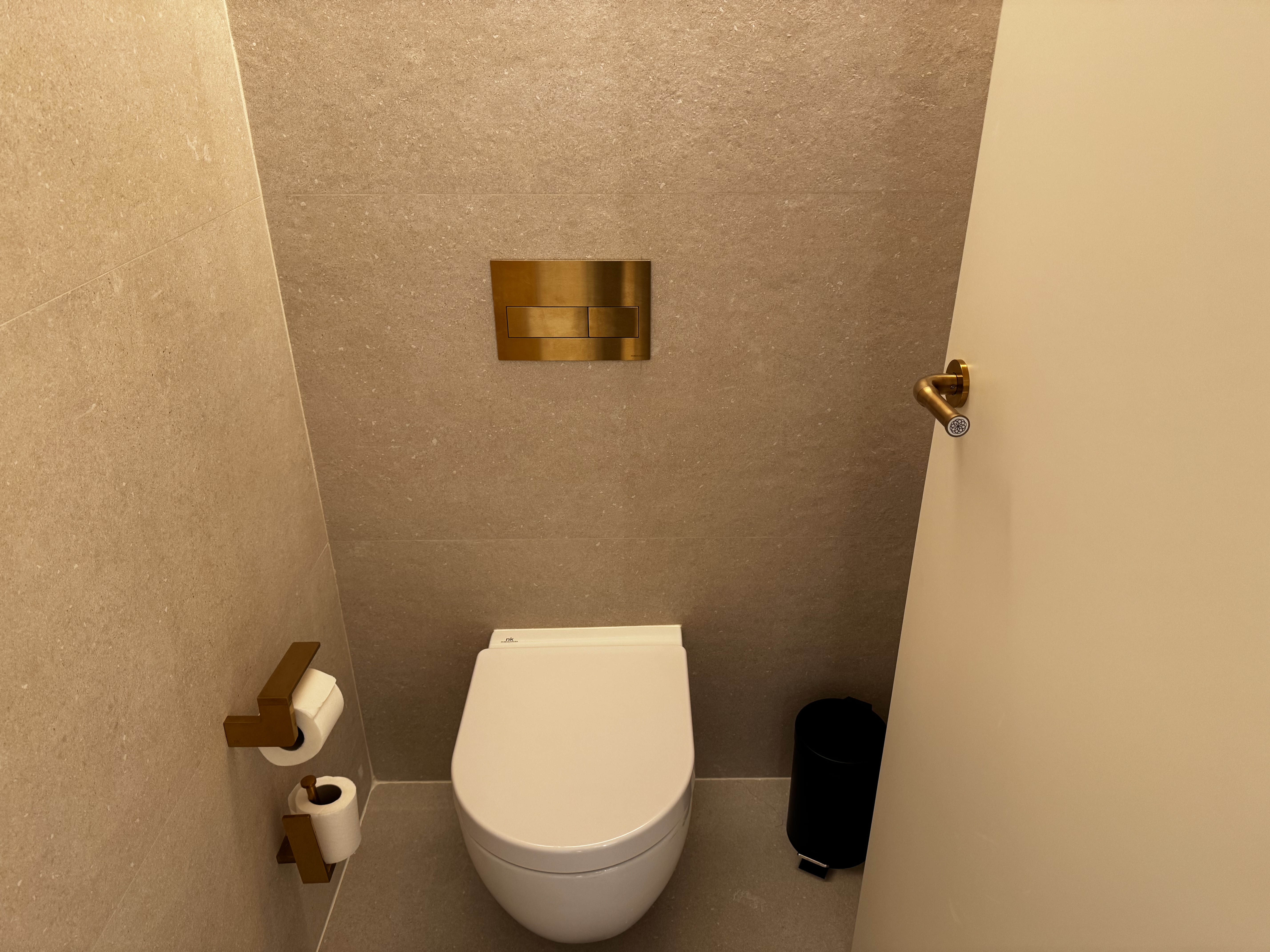 Grand Hotel Centenari Valencia Marriott Autograph Collection bathroom toilet door