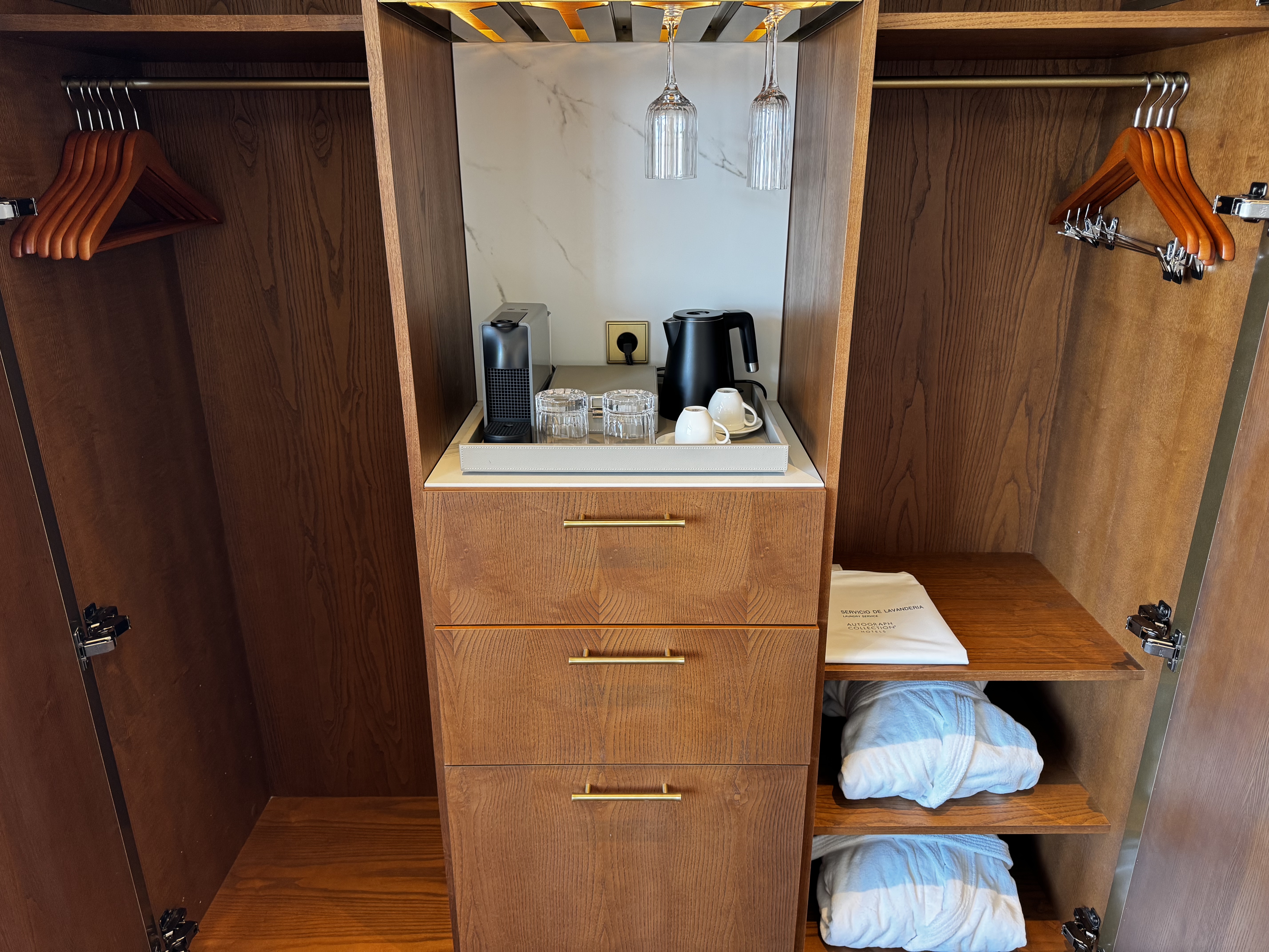 Grand Hotel Centenari Valencia Marriott Autograph Collection bedroom closet open