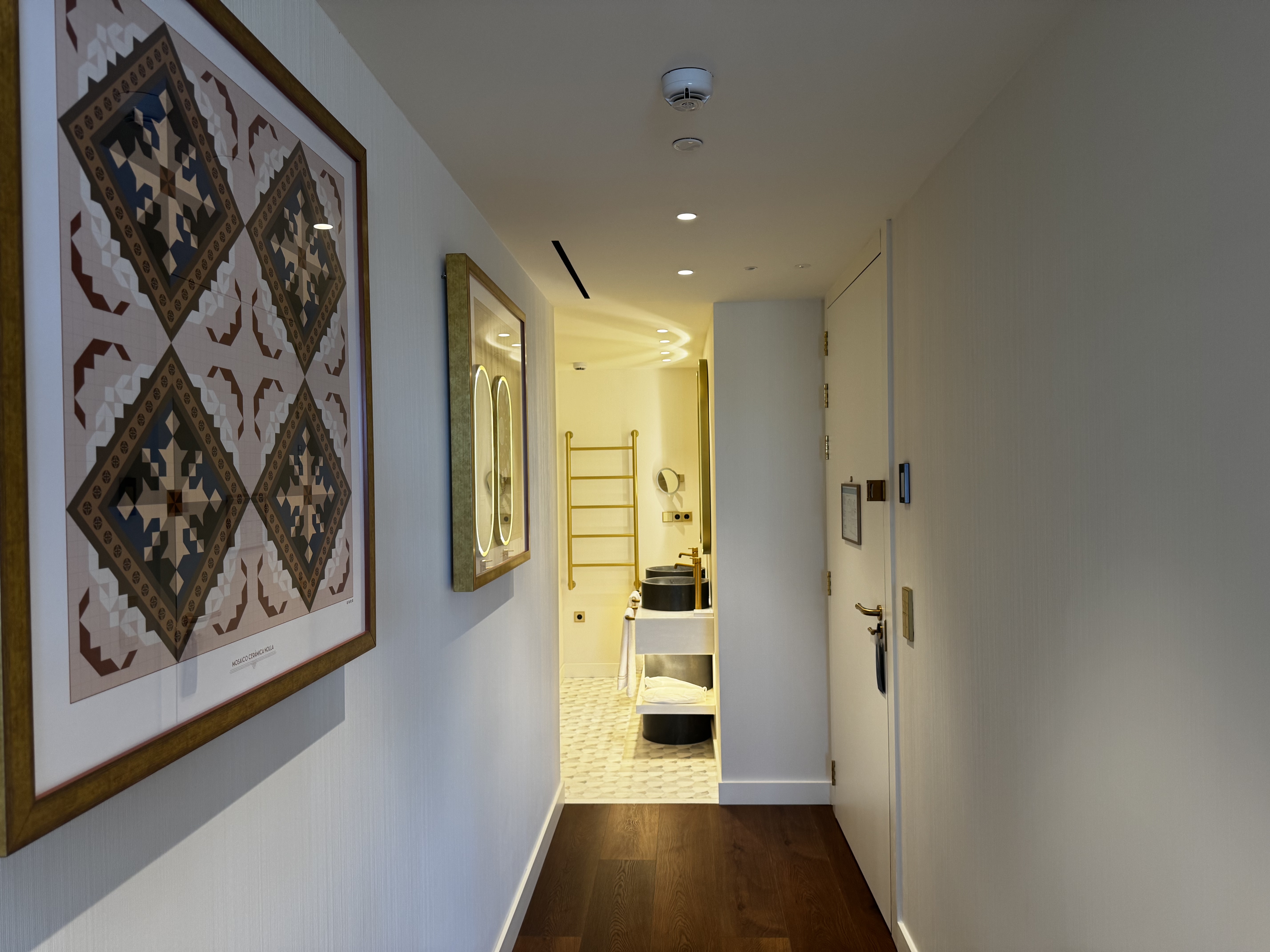 Grand Hotel Centenari Valencia Marriott Autograph Collection bedroom entry