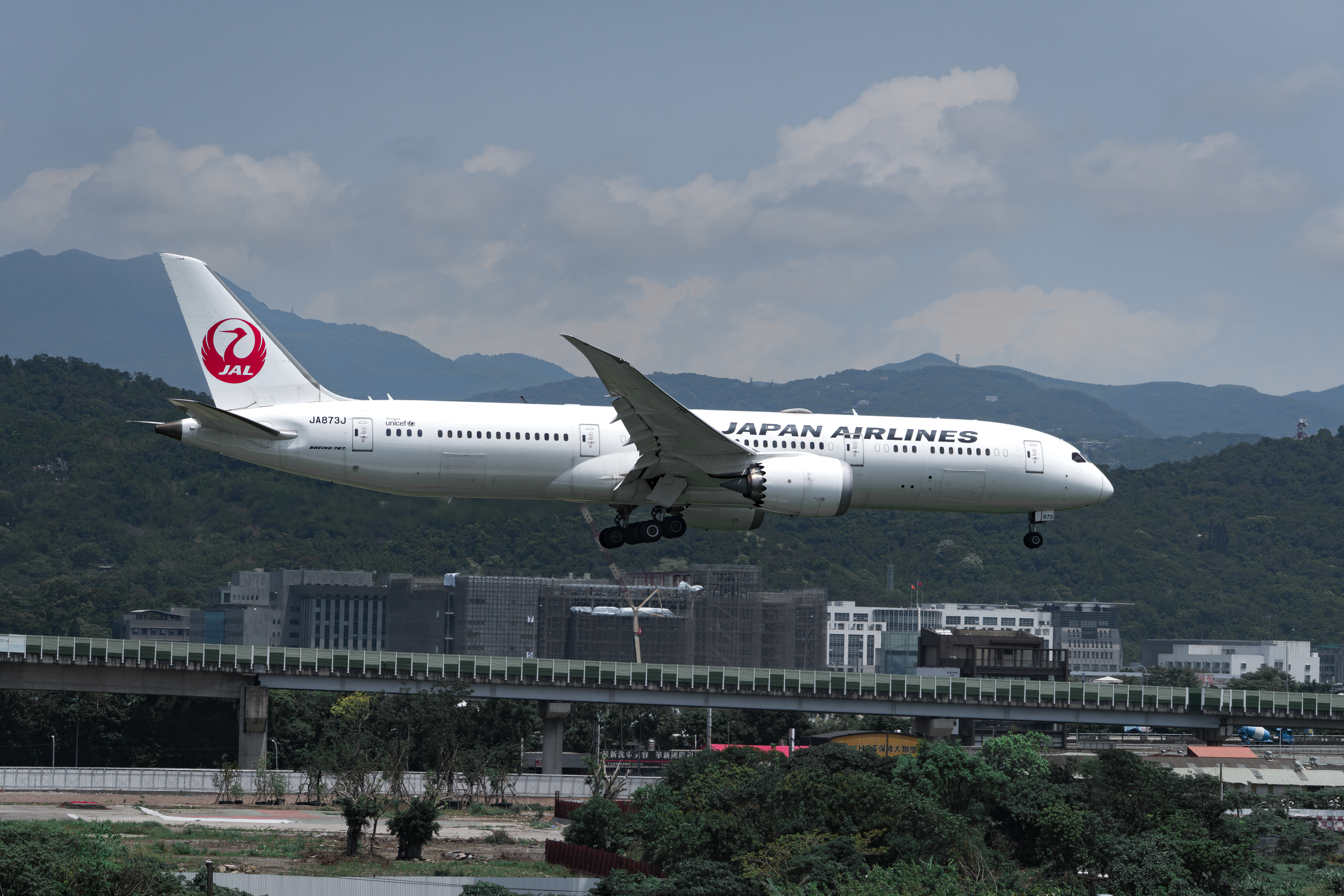 Redeem Japan Airlines Miles for Max Value Japan Airlines 787 Taipei, Taiwan