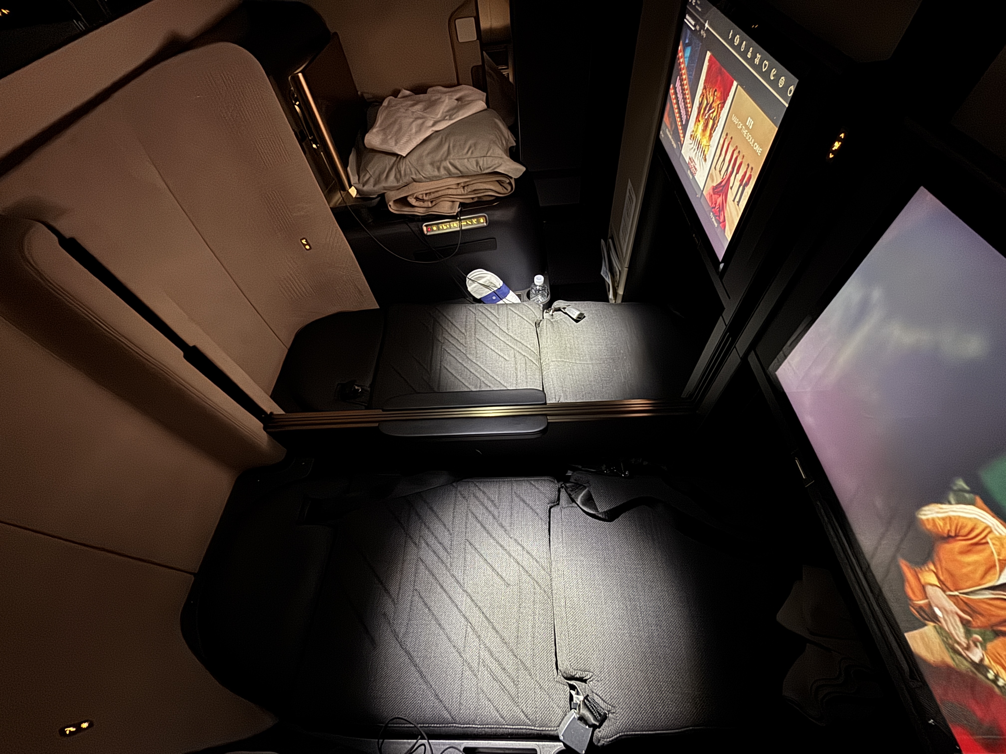 Korean Prestige 2.0 Suites Middle Seats lie flat
