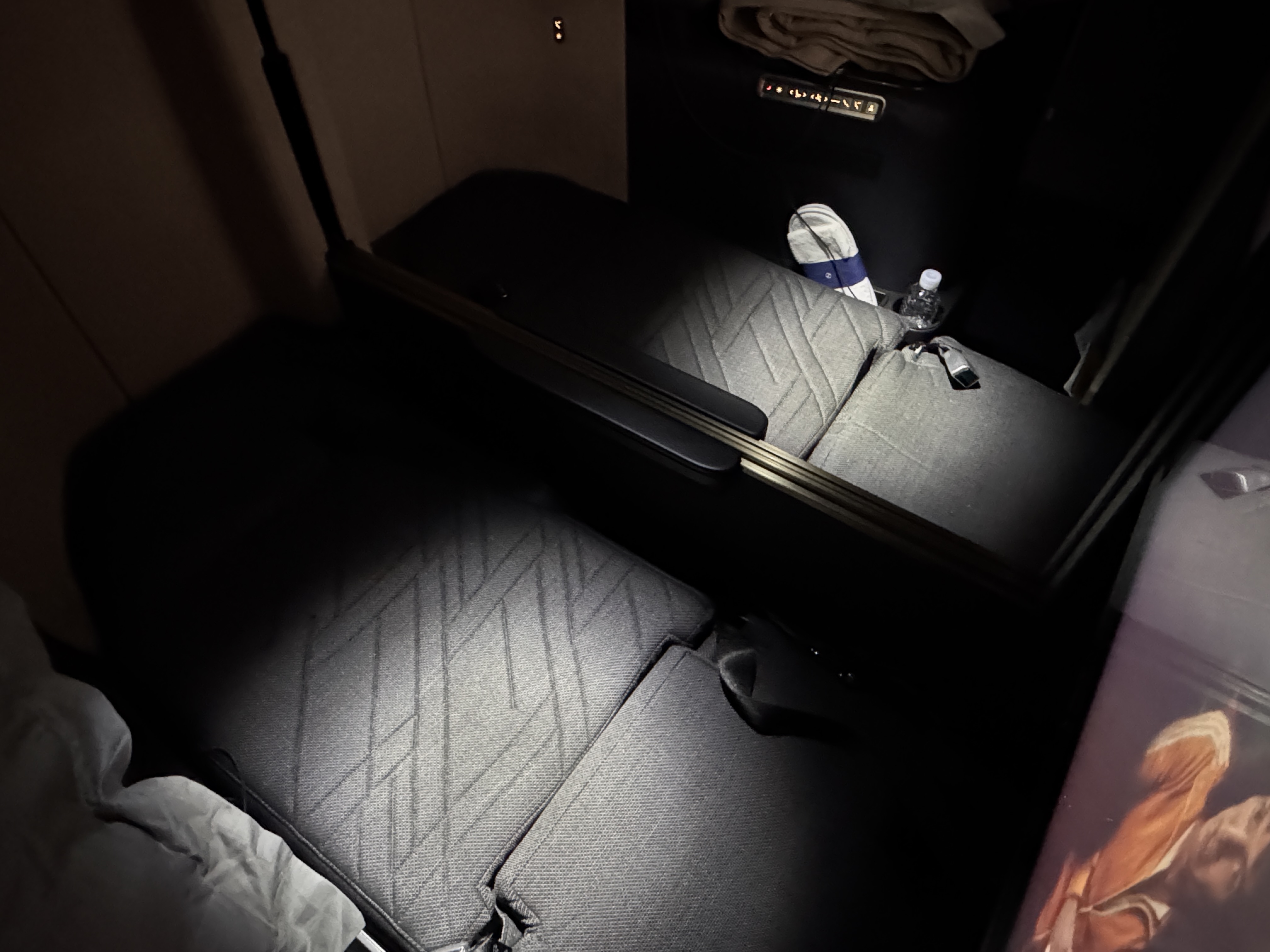 Korean Prestige 2.0 Suites Middle seats lie flat bedding