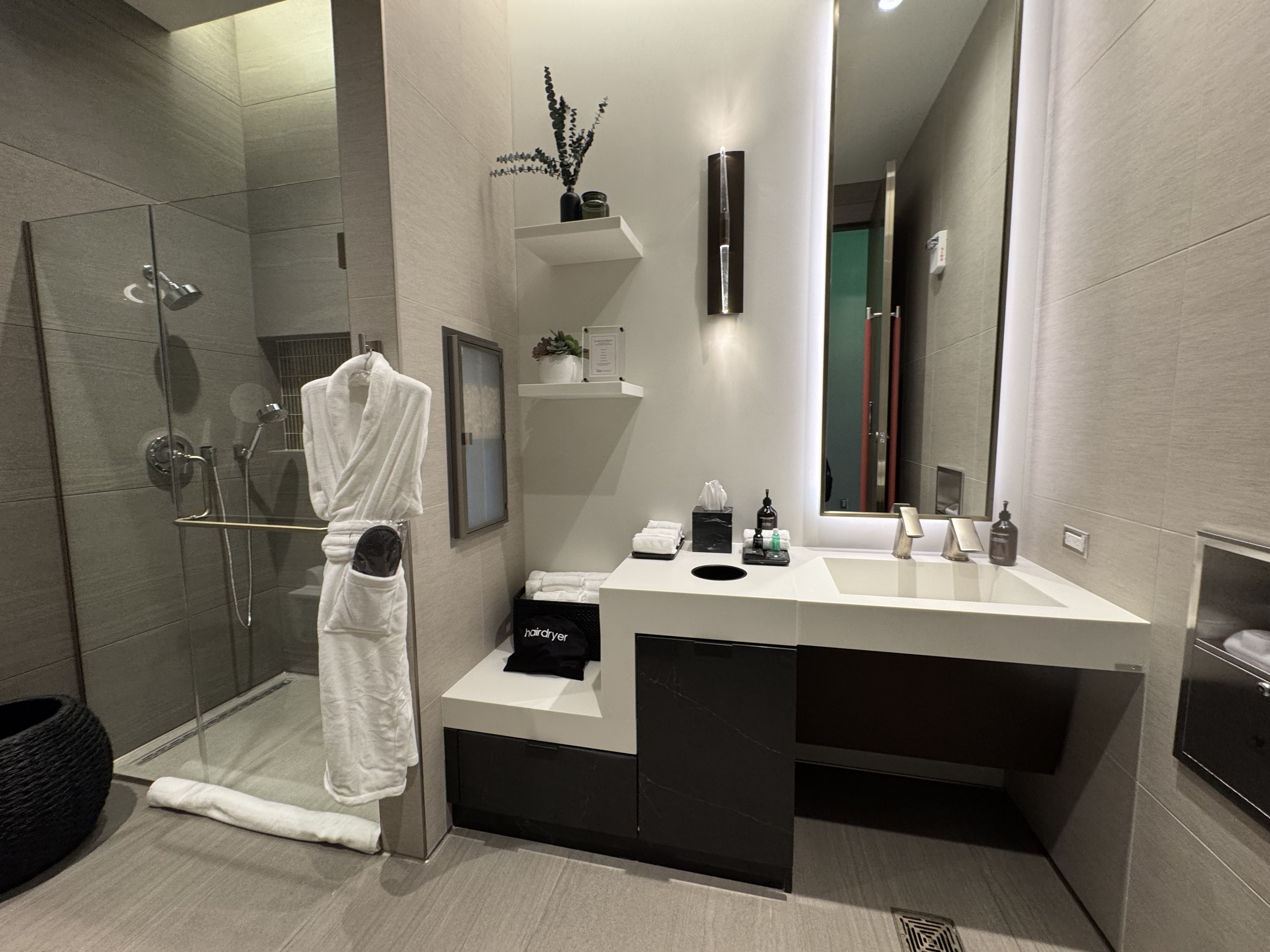 New Delta Sky Club SEA Shower Room