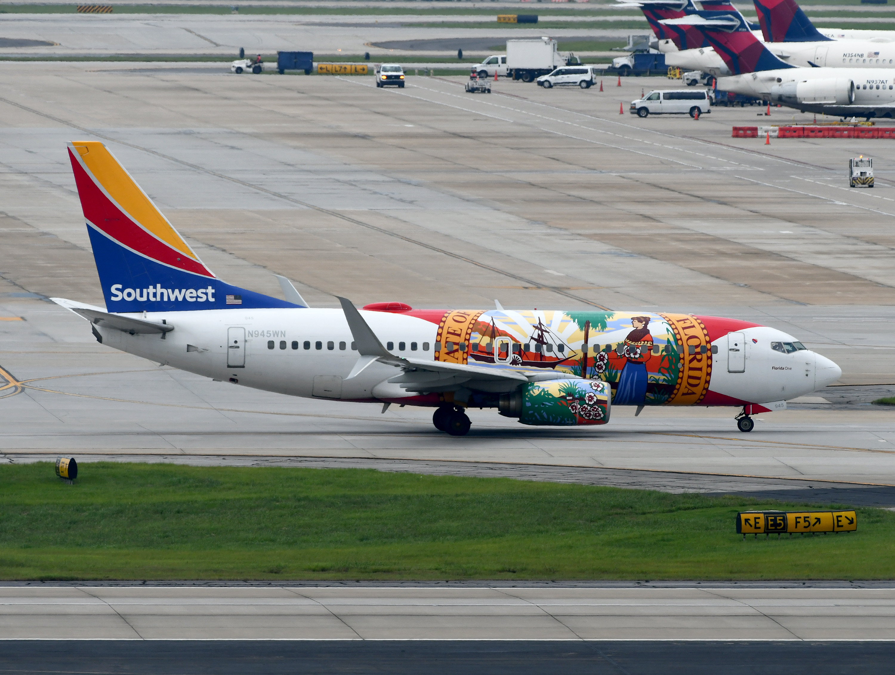 Southwest B737 700 State of Florida special colors ATL Southwest B737 700 State of Florida special colors ATL