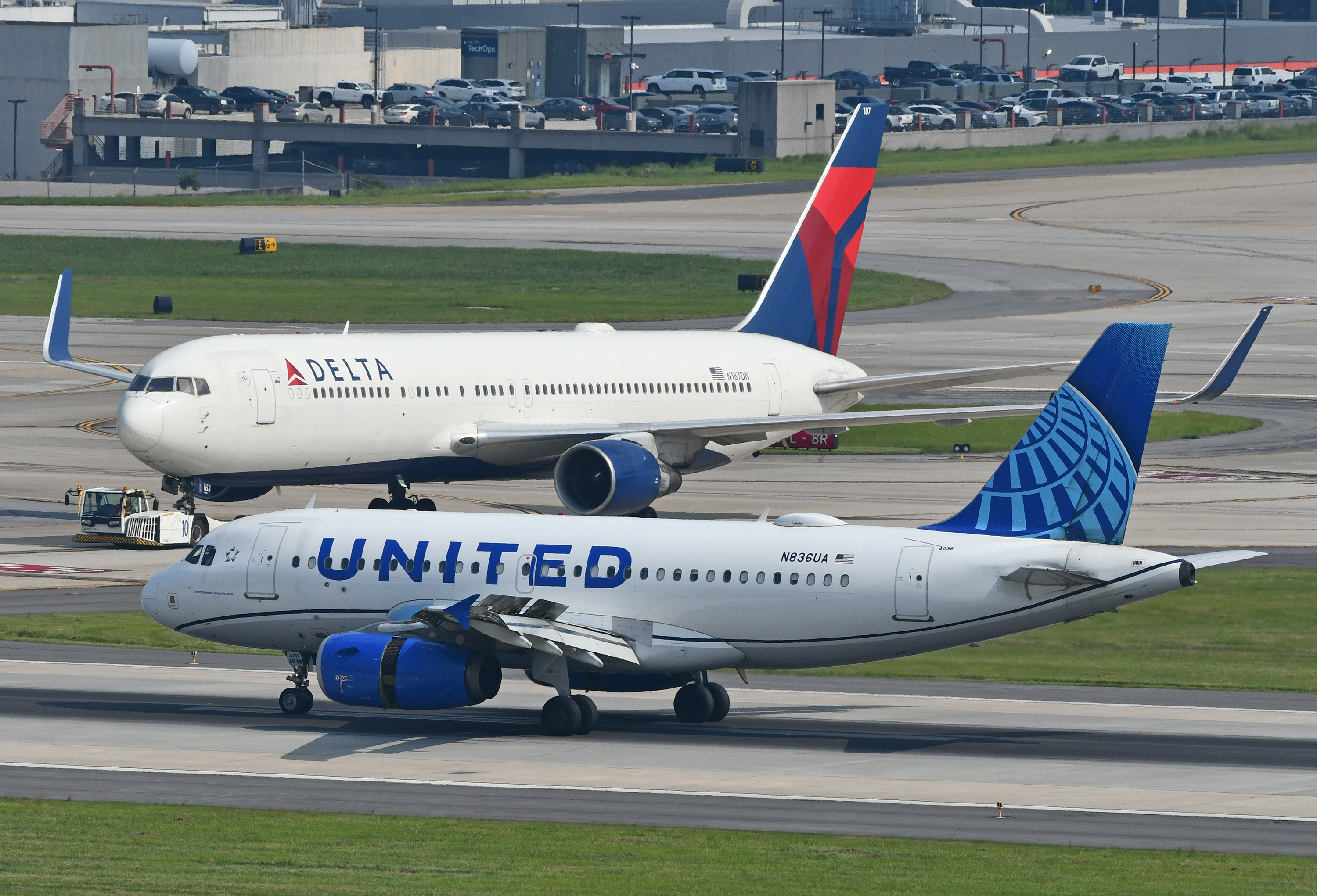 United A319 Delta B767 300ER ATL United A319 Delta B767 300ER ATL