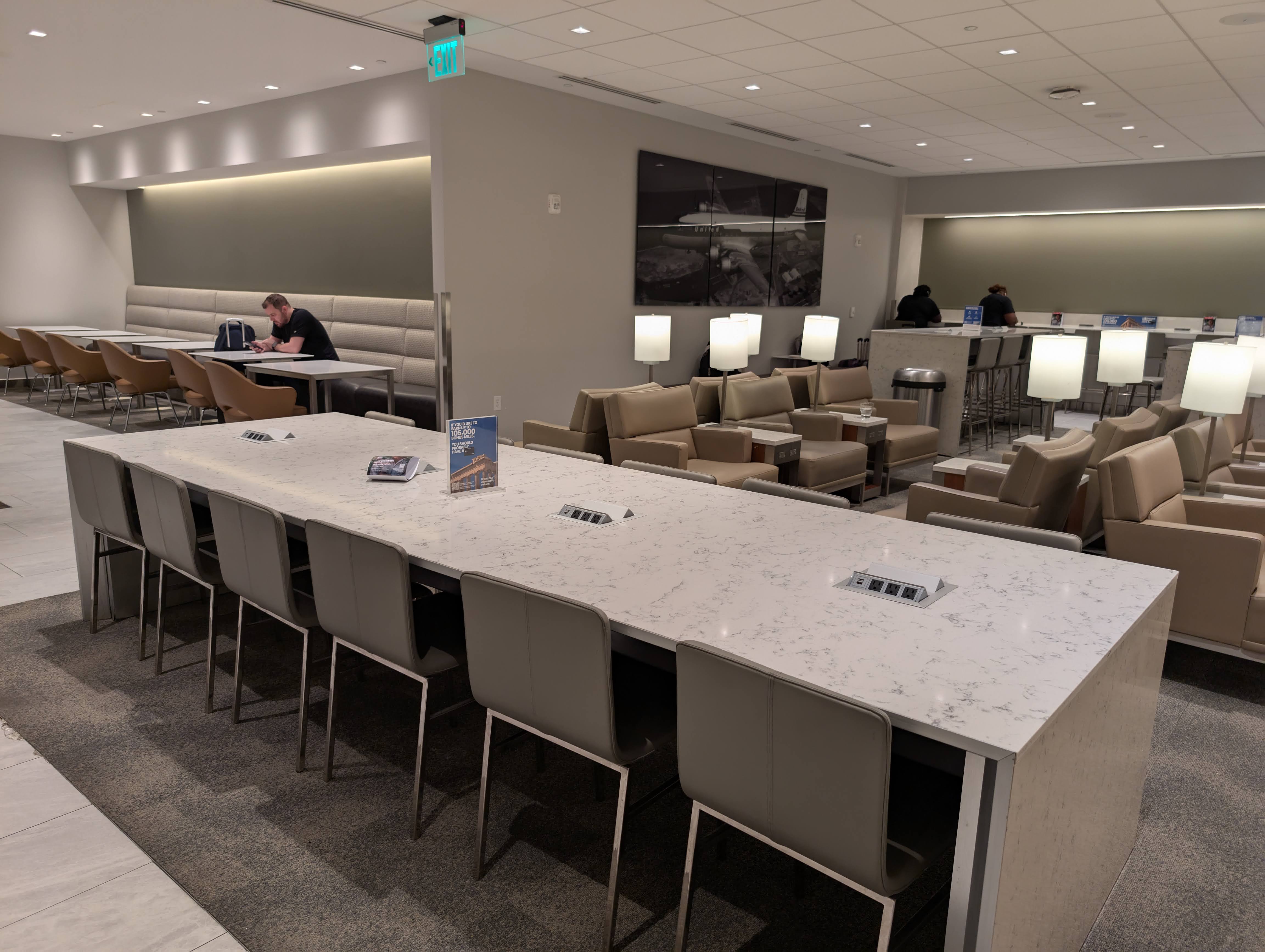 United Club FLL seating bar seats