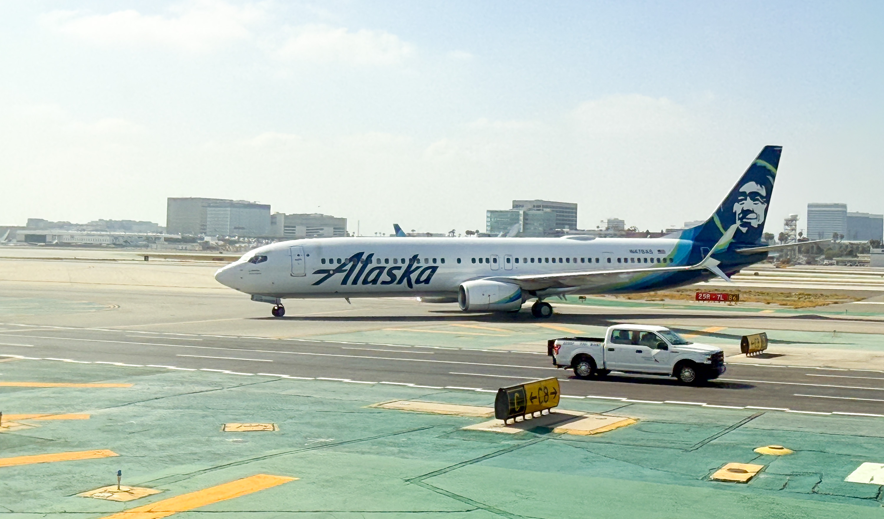 Alaska Airlines 737 at LAX