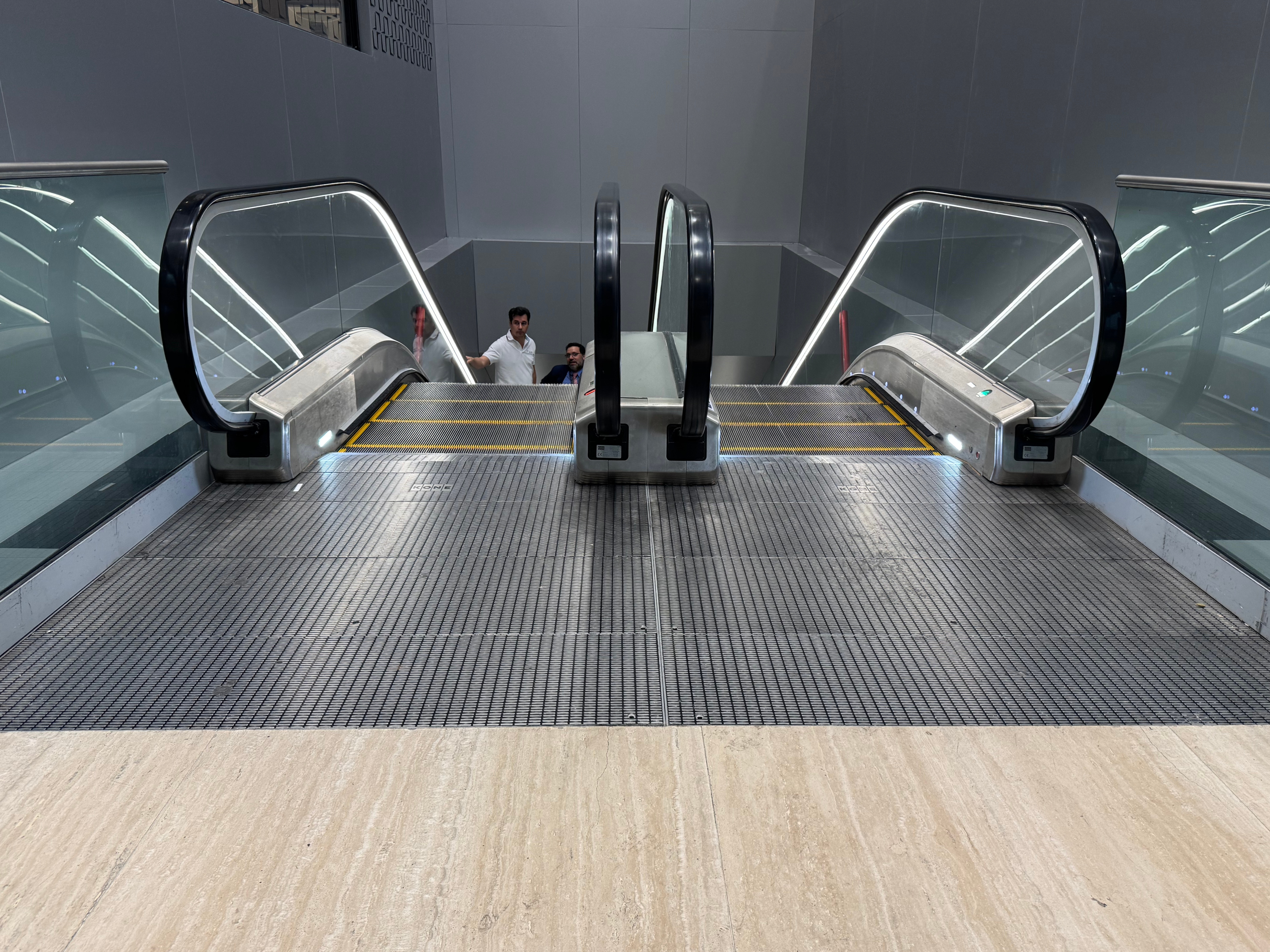 Copa Club PTY Terminal 2 escalators
