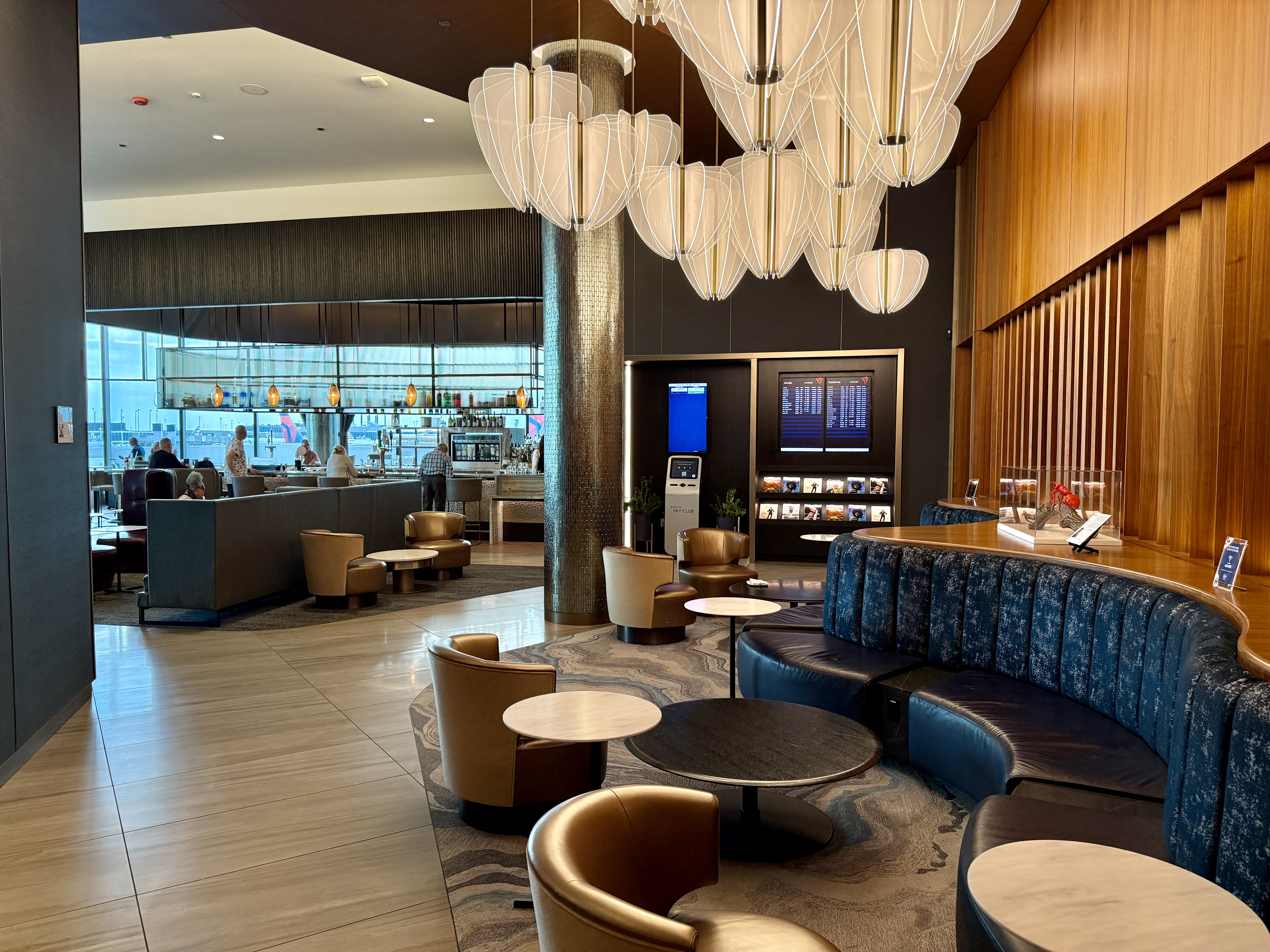 Delta SkyClub ORD Entry Bench Seating Delta SkyClub ORD Entry Bench Seating