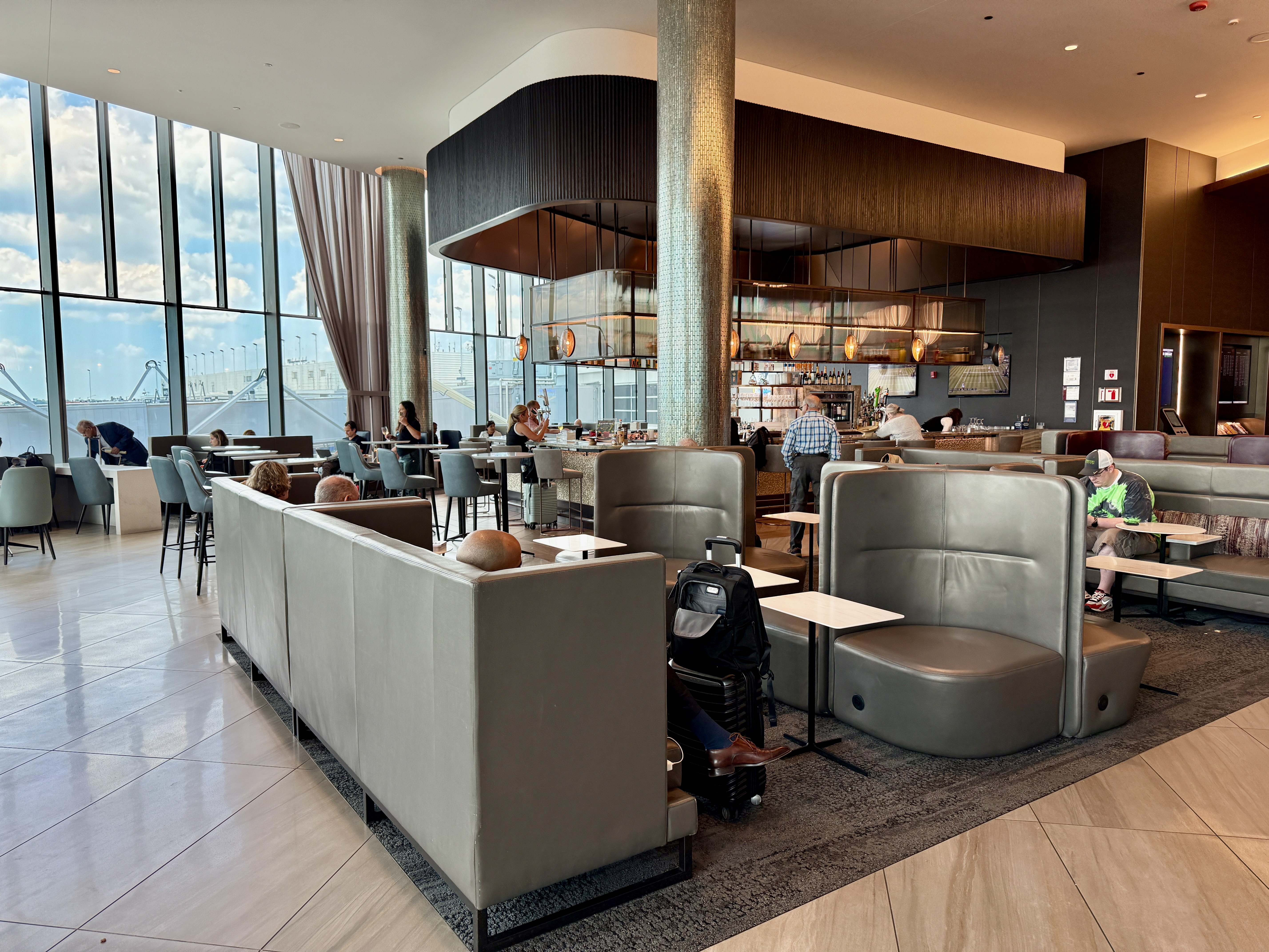 Delta SkyClub ORD Main Bar and Seating Delta SkyClub ORD Main Bar and Seating