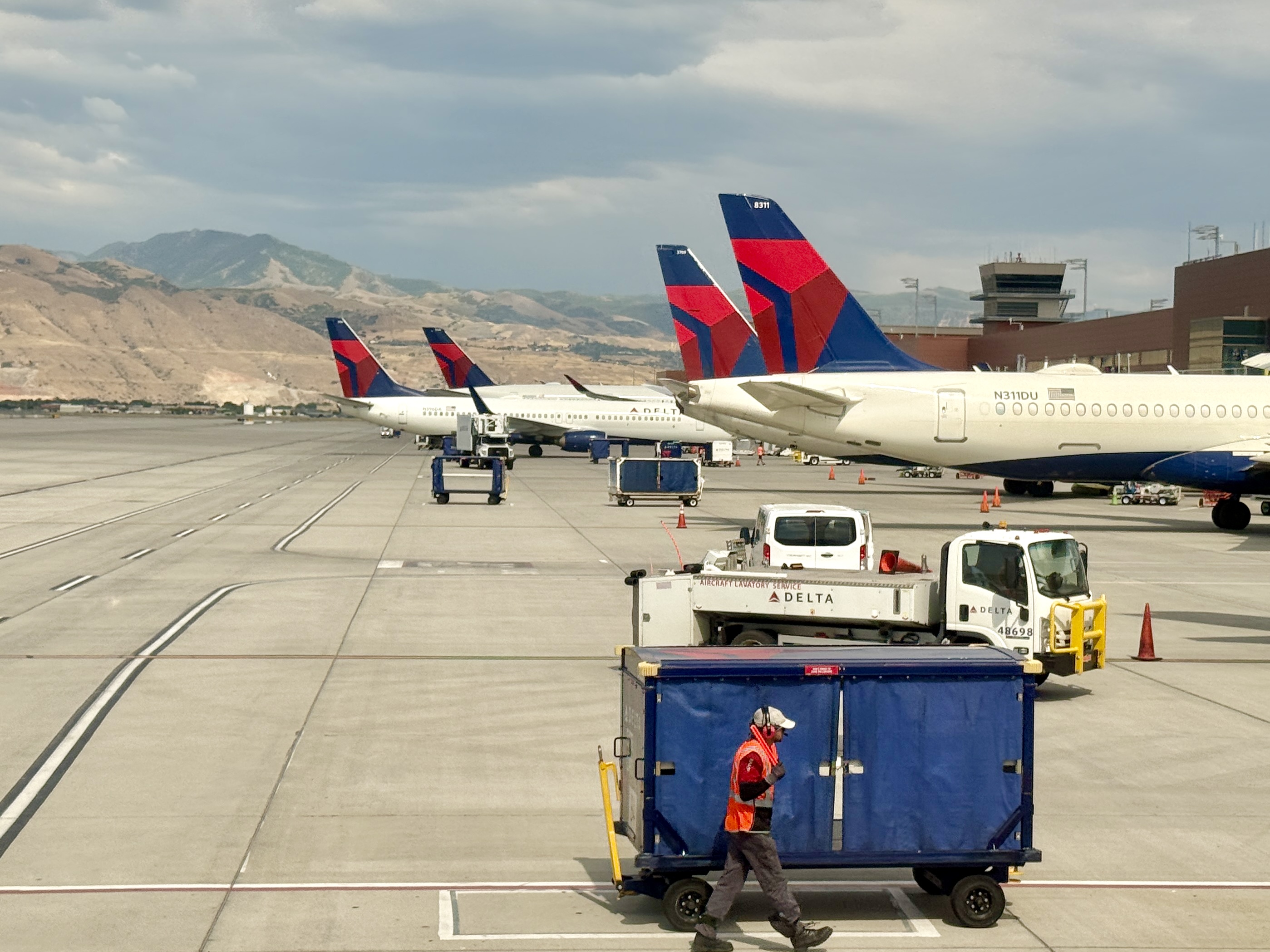 Delta Tails With Mountains SLC