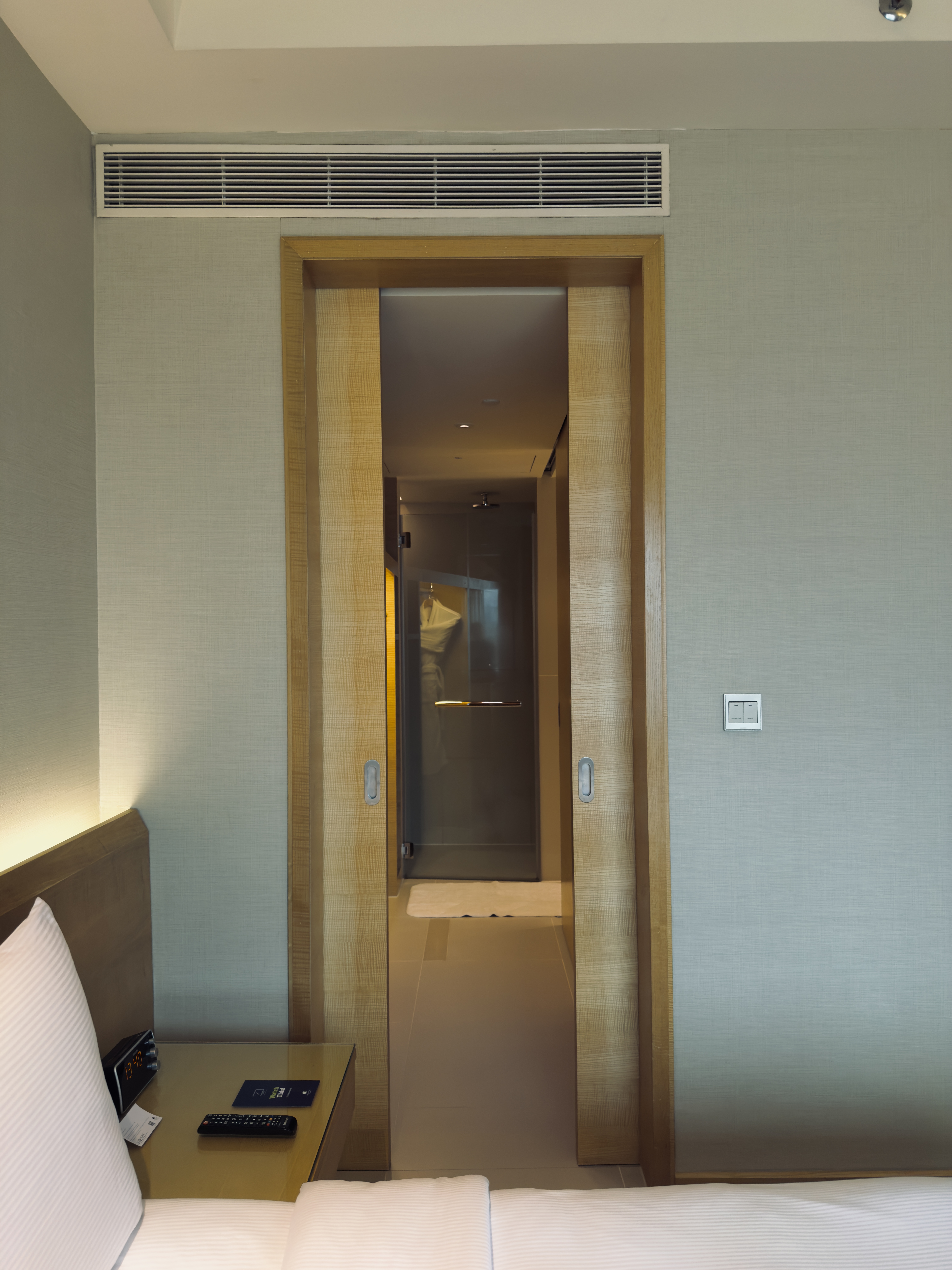 DoubleTree by Hilton Johor Bahru room closet bedroom