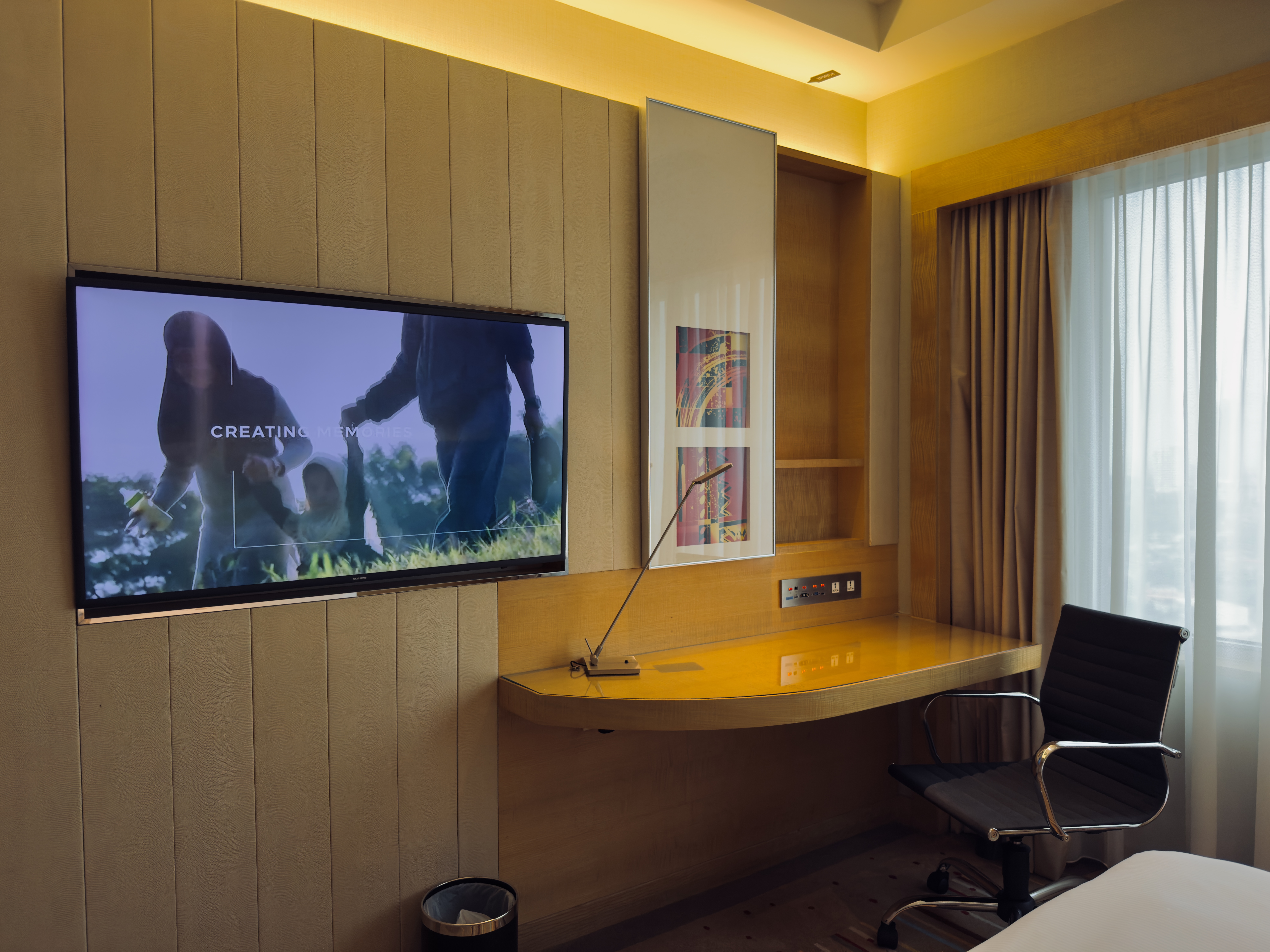 DoubleTree by Hilton Johor Bahru room workstation area