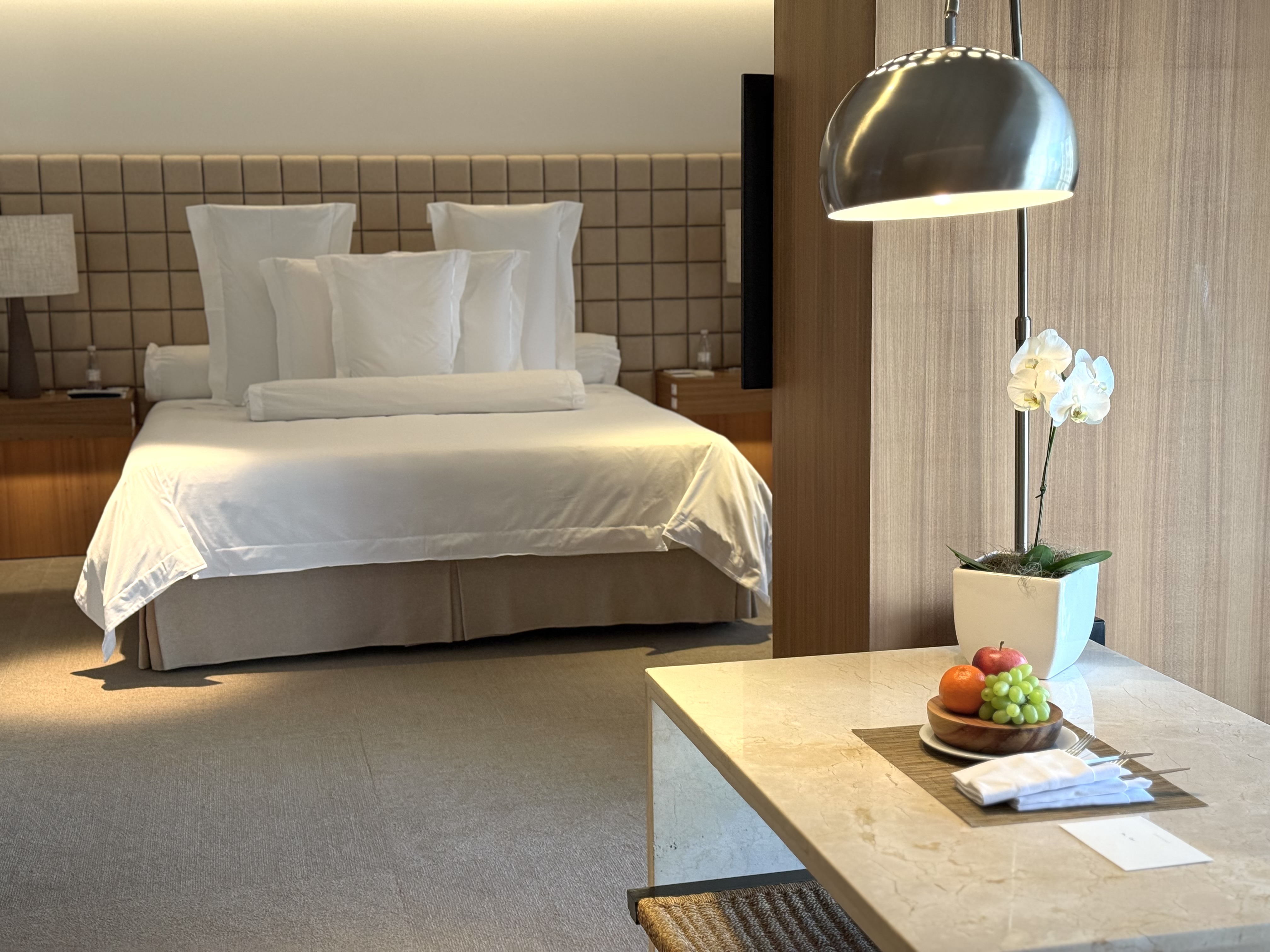 Emiliano Hotel Sao Paulo bed and desk Emiliano Hotel Sao Paulo bed and desk