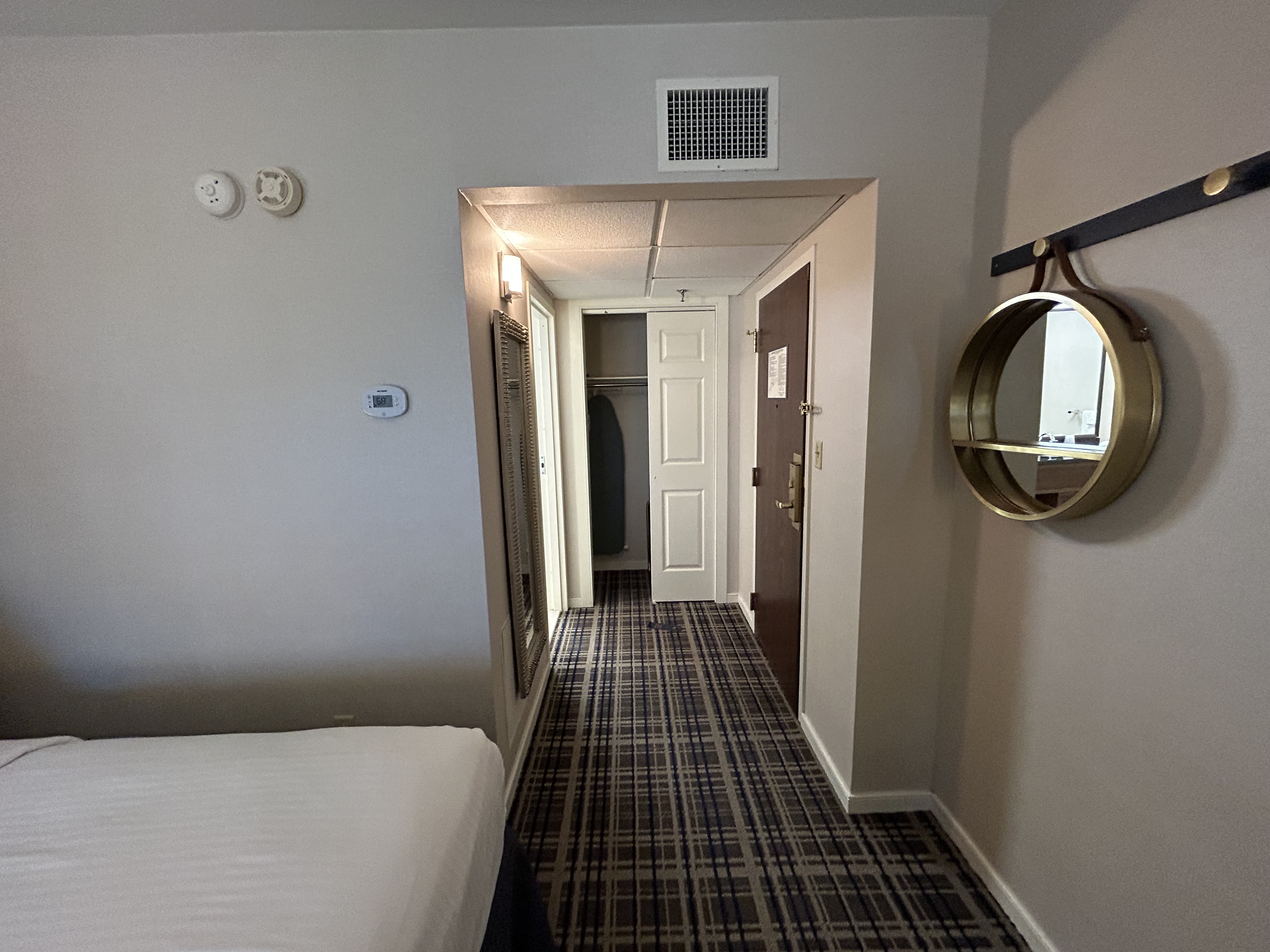 Hotel Gettysburg room 209 closet and entry corridor