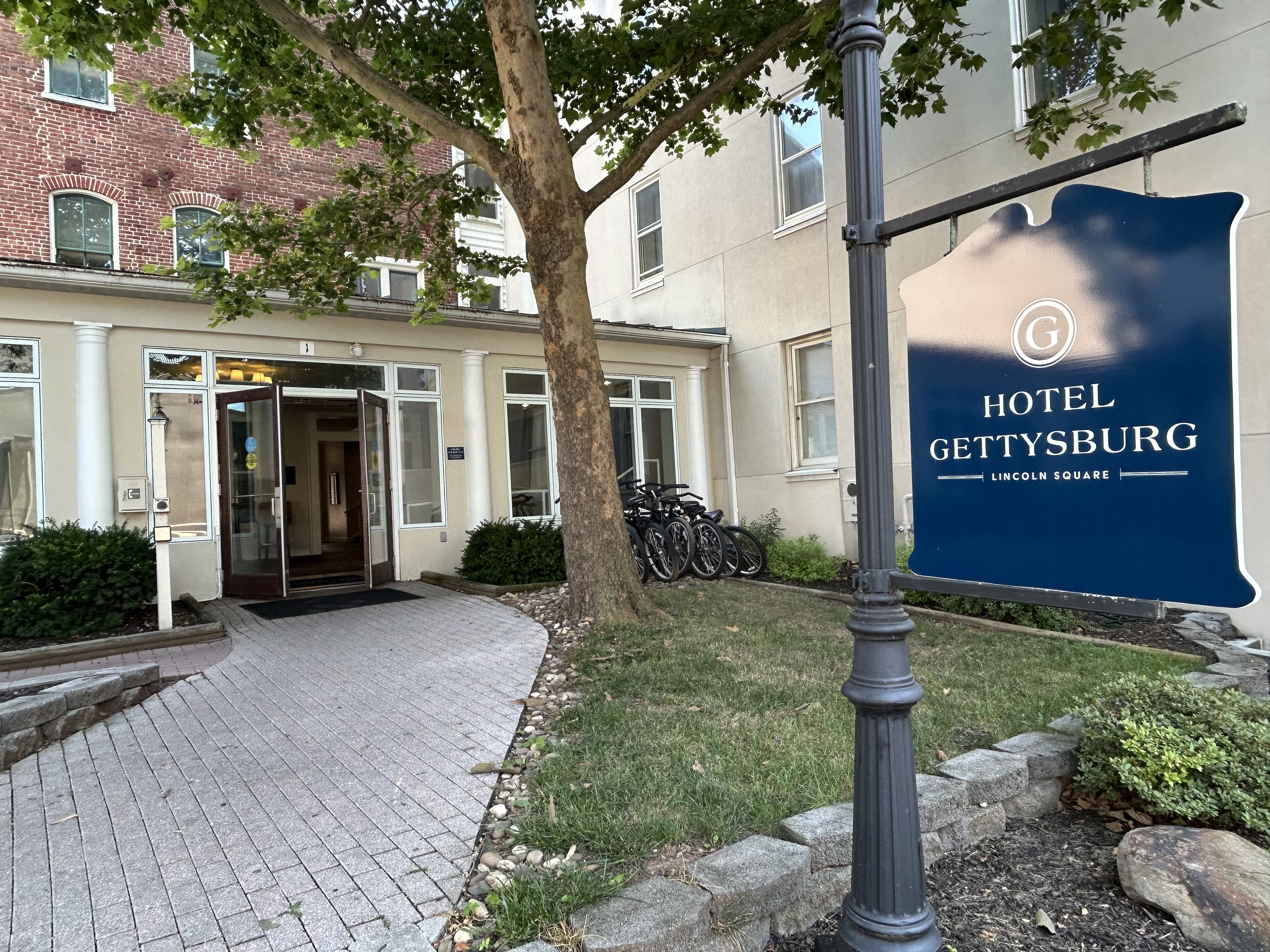 Hotel Gettysburg side entrance
