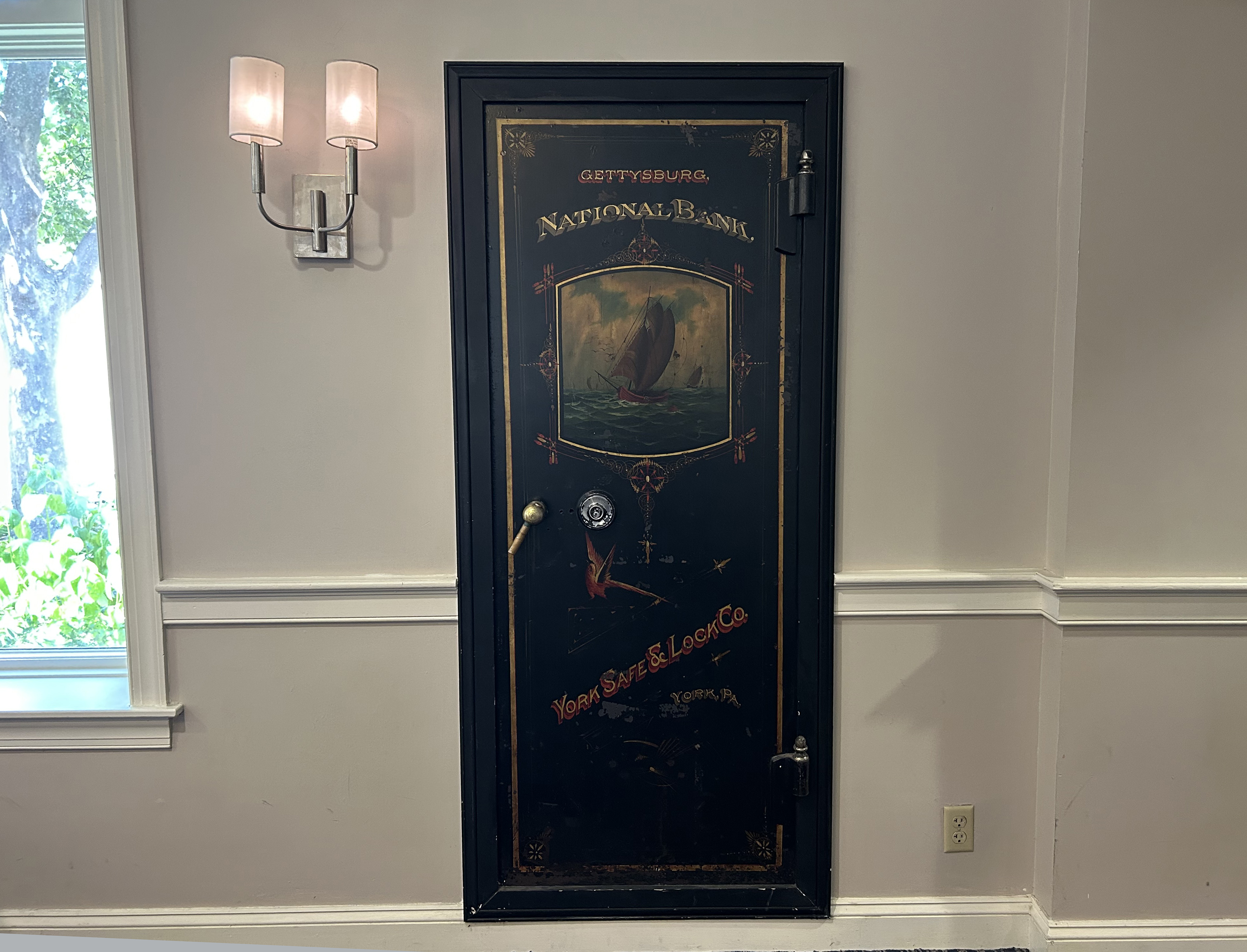 Hotel Gettysburg vault door decoration
