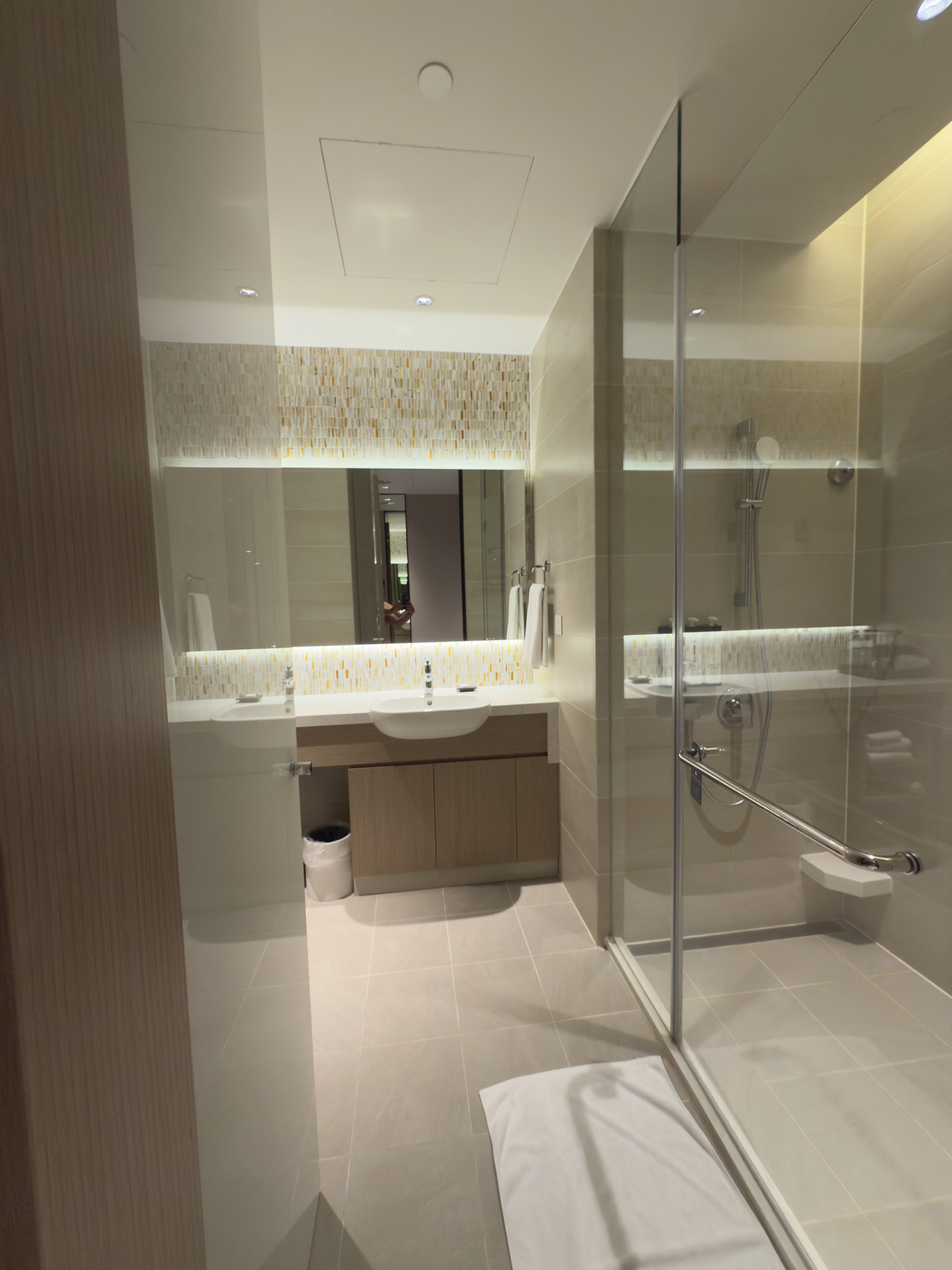 Hyatt Place New Taipei City Xinzhuang shower