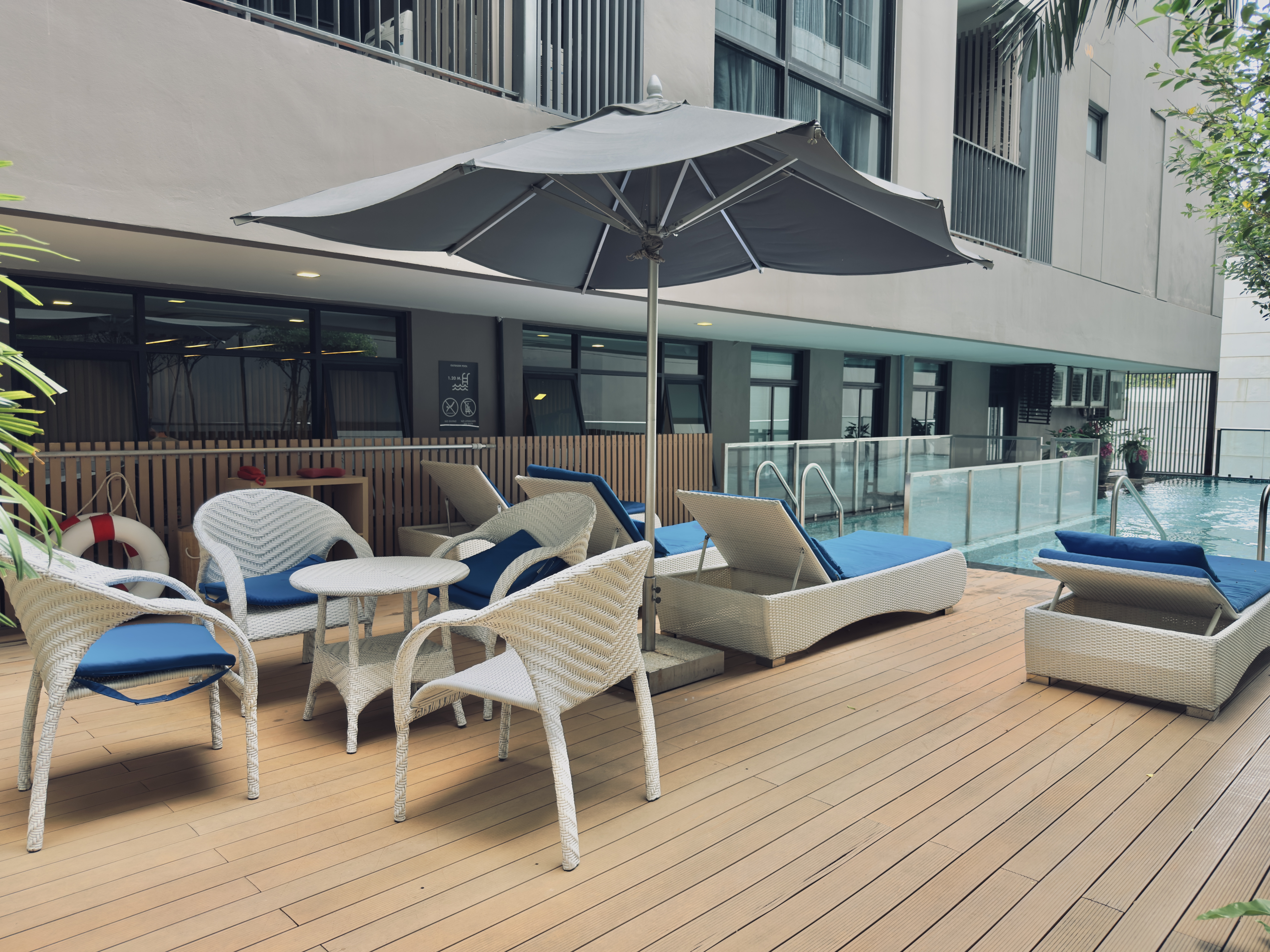 Metropolis Suites Bangkok pool seating