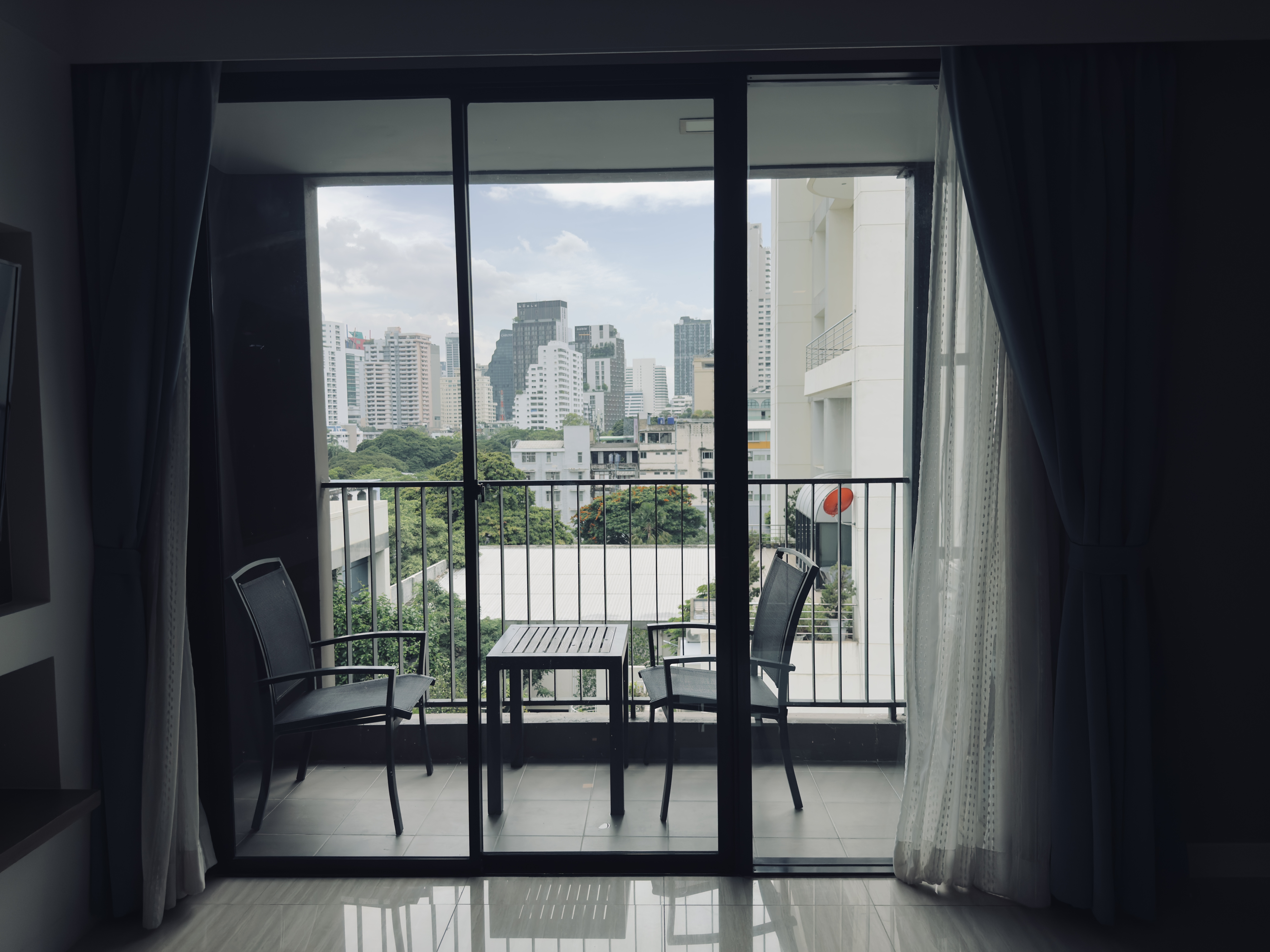 Metropolis Suites Bangkok room living room window