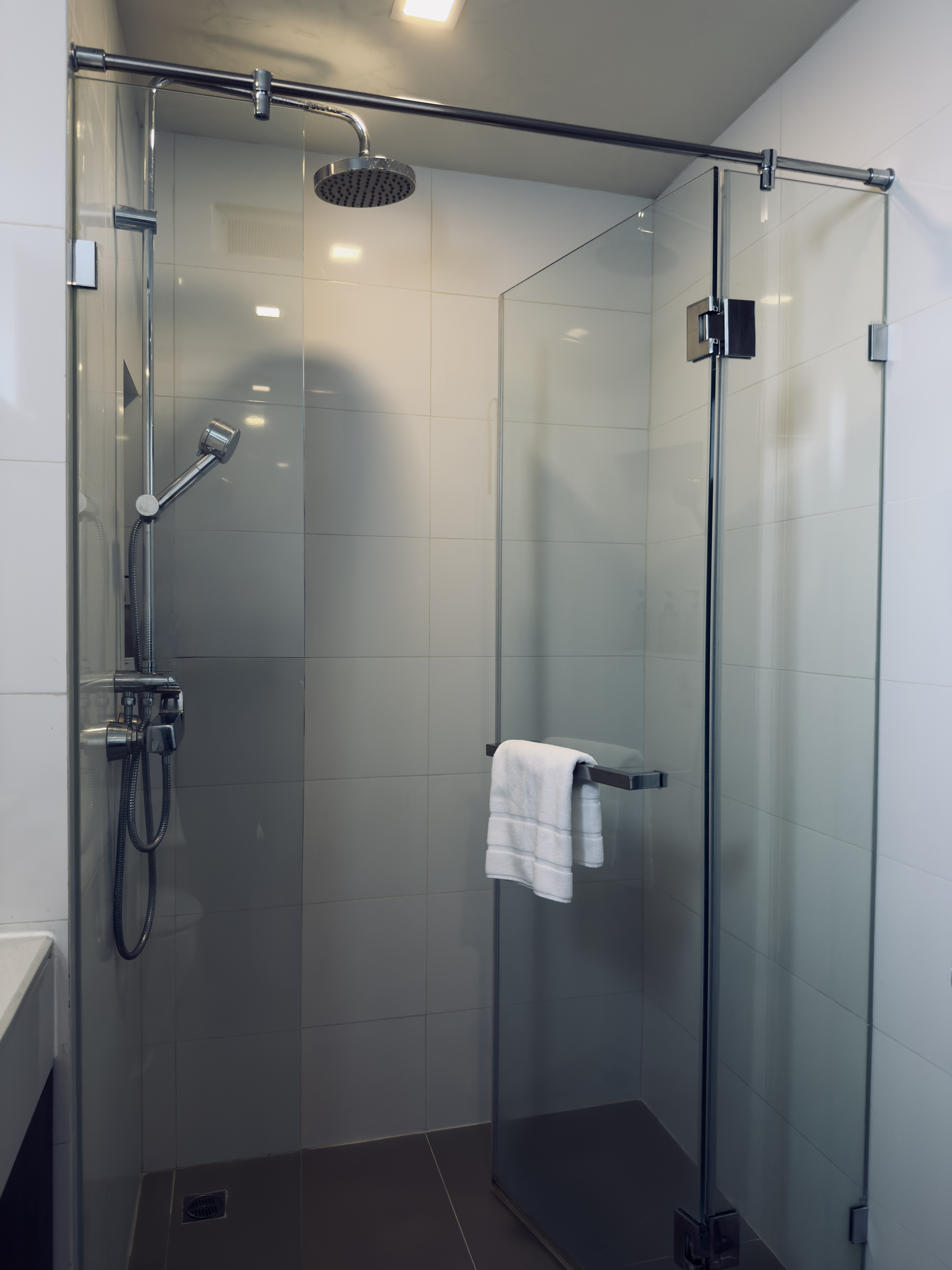 Metropolis Suites Bangkok room second shower