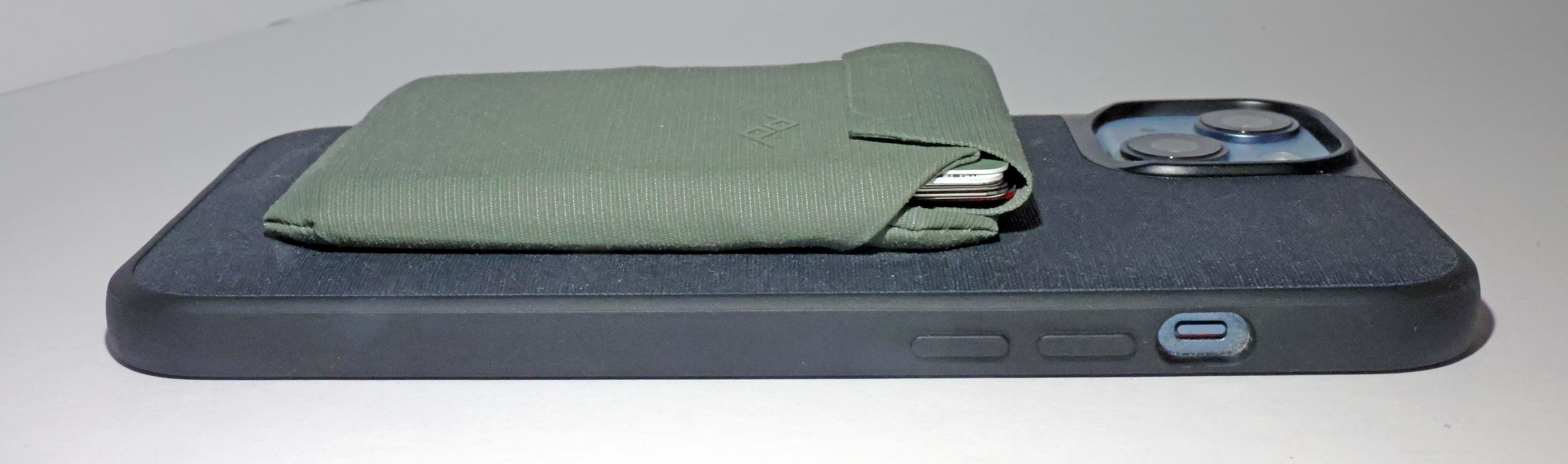 Peak Design Mobile Wallet Slim profile