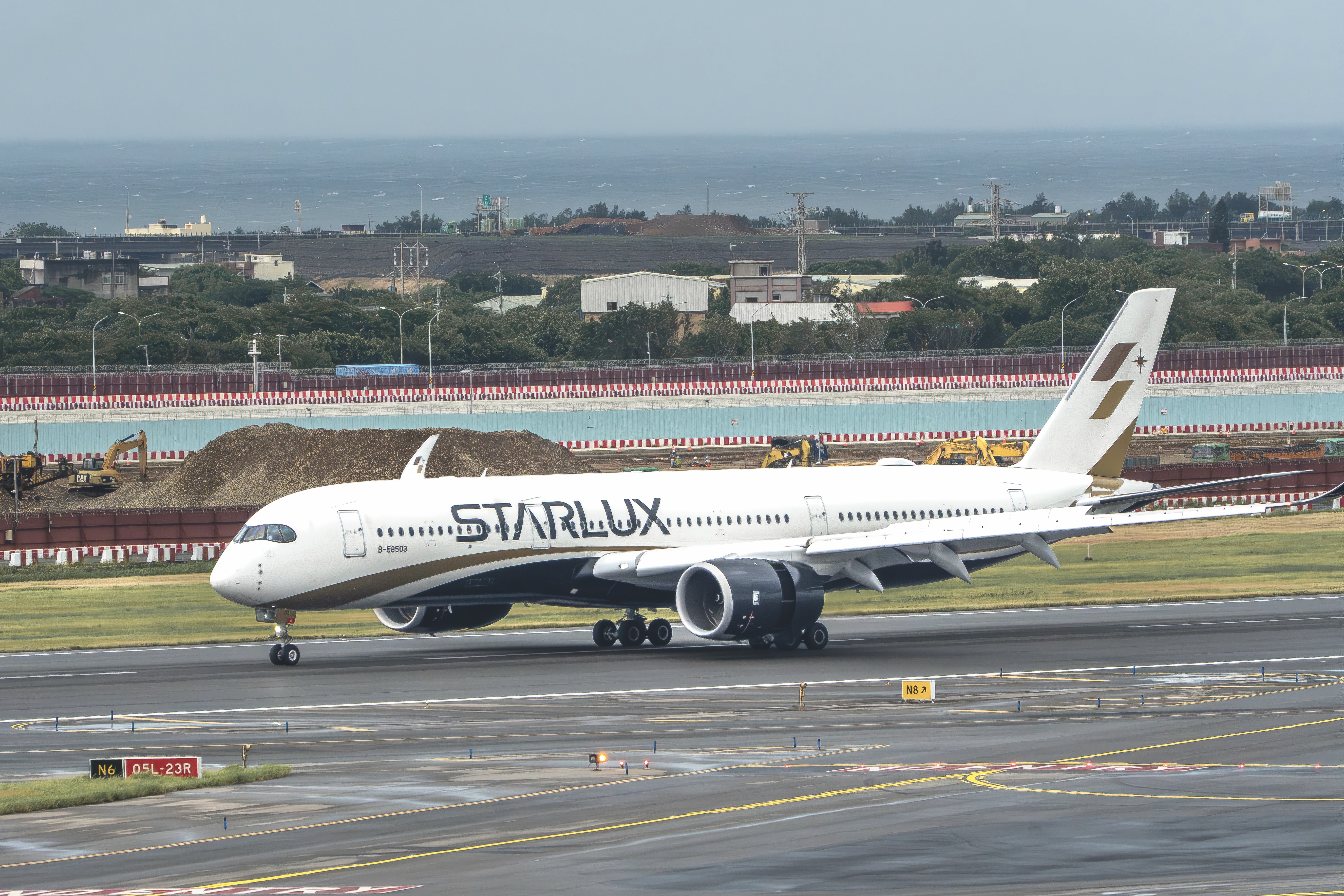 Starlux runway TPE A359 Starlux runway TPE A359
