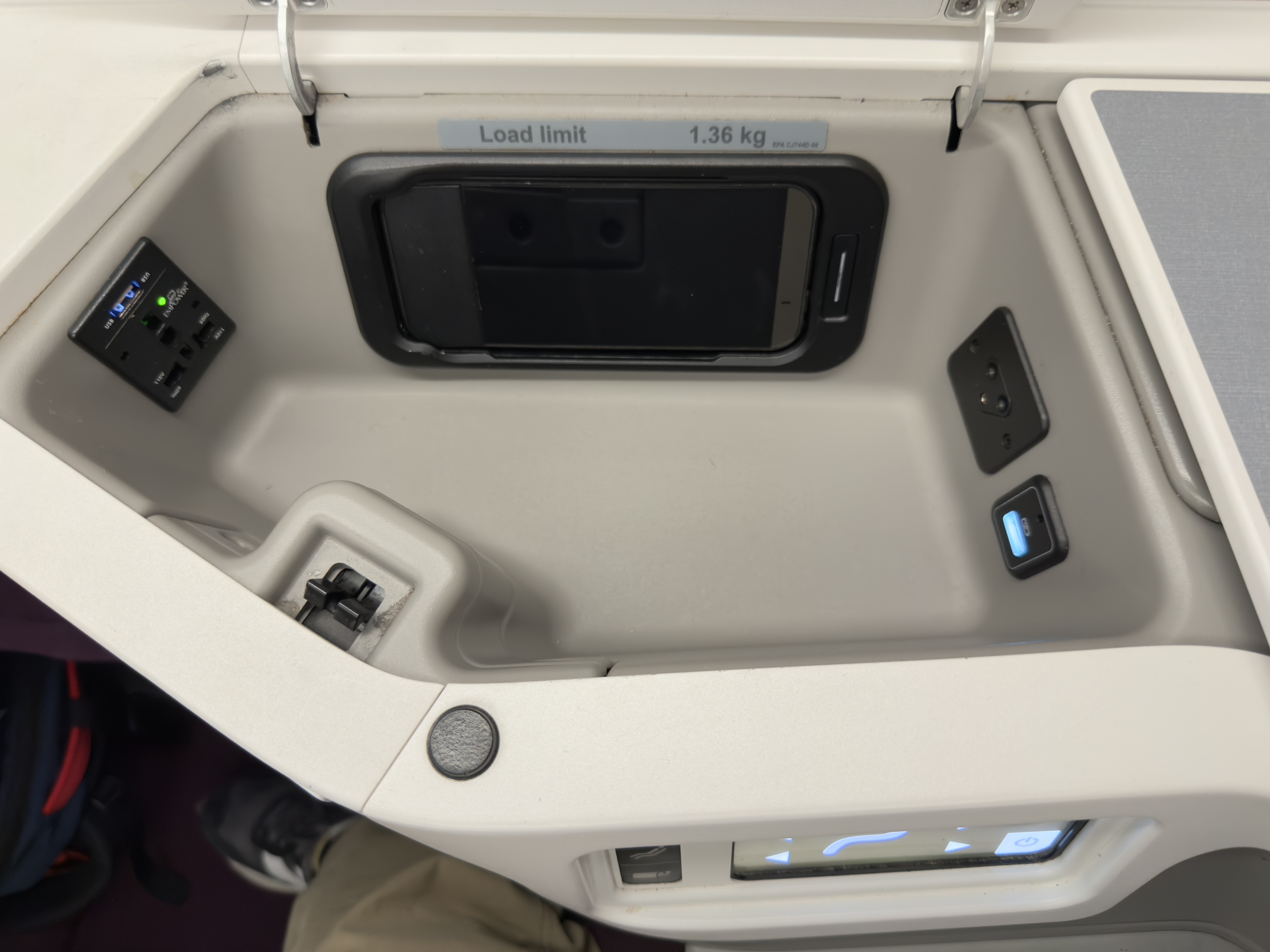 Thai Airways Royal Silk a350 900 business class console storage Thai Airways Royal Silk a350 900 business class console storage