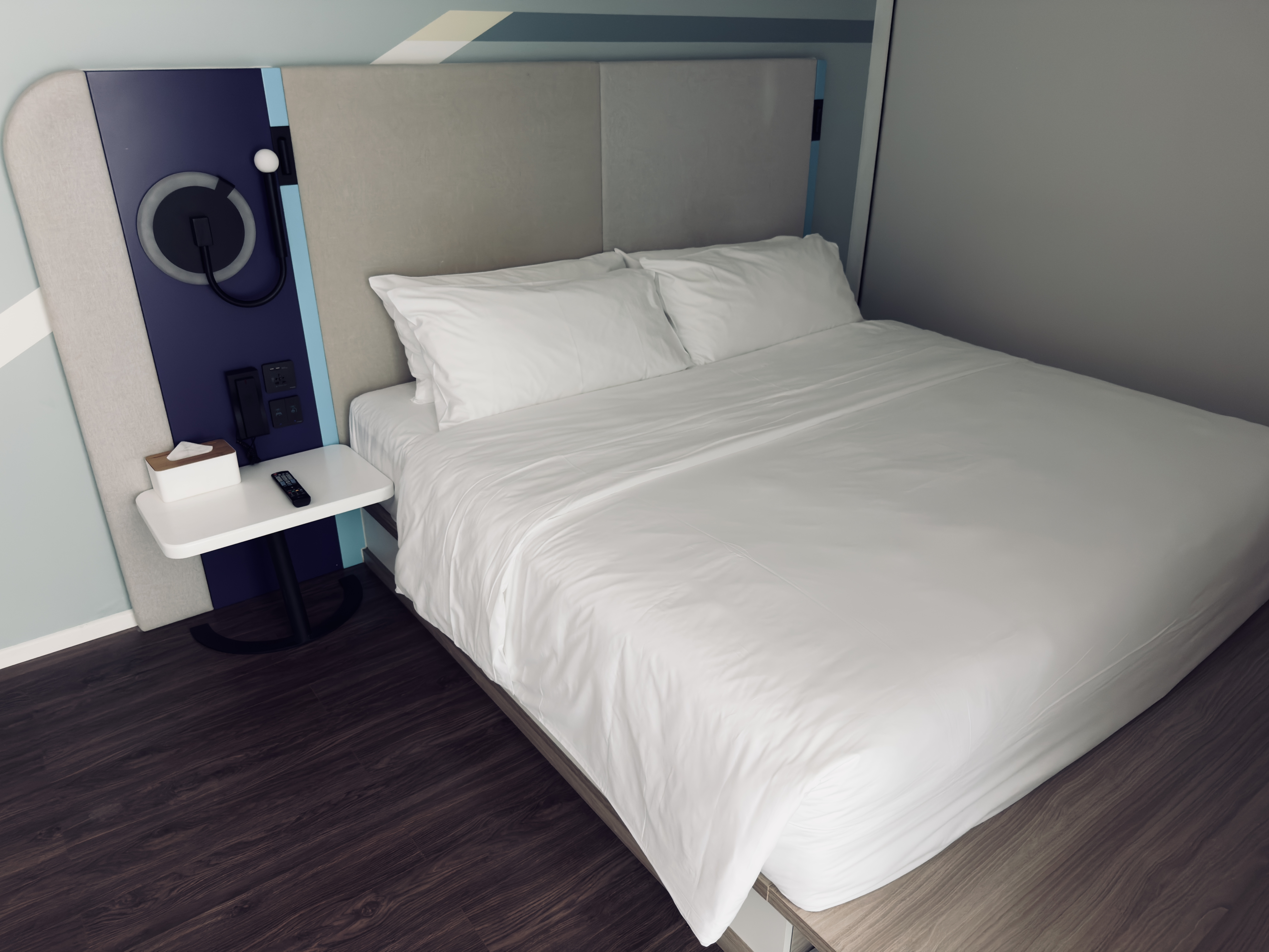 Tru by Hilton Hanoi Station bed high