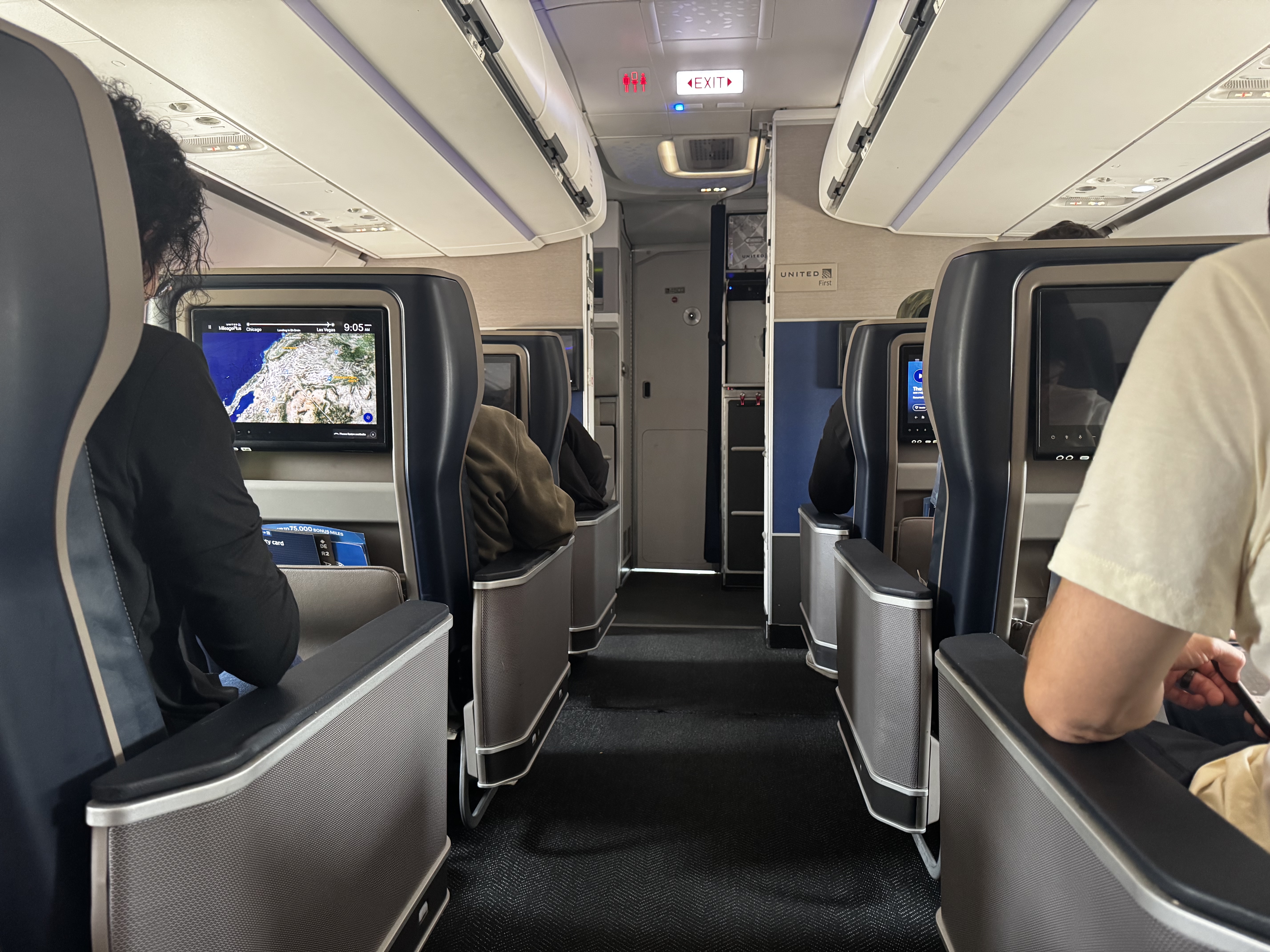 United pet shipping United Airlines A321neo first class eye level