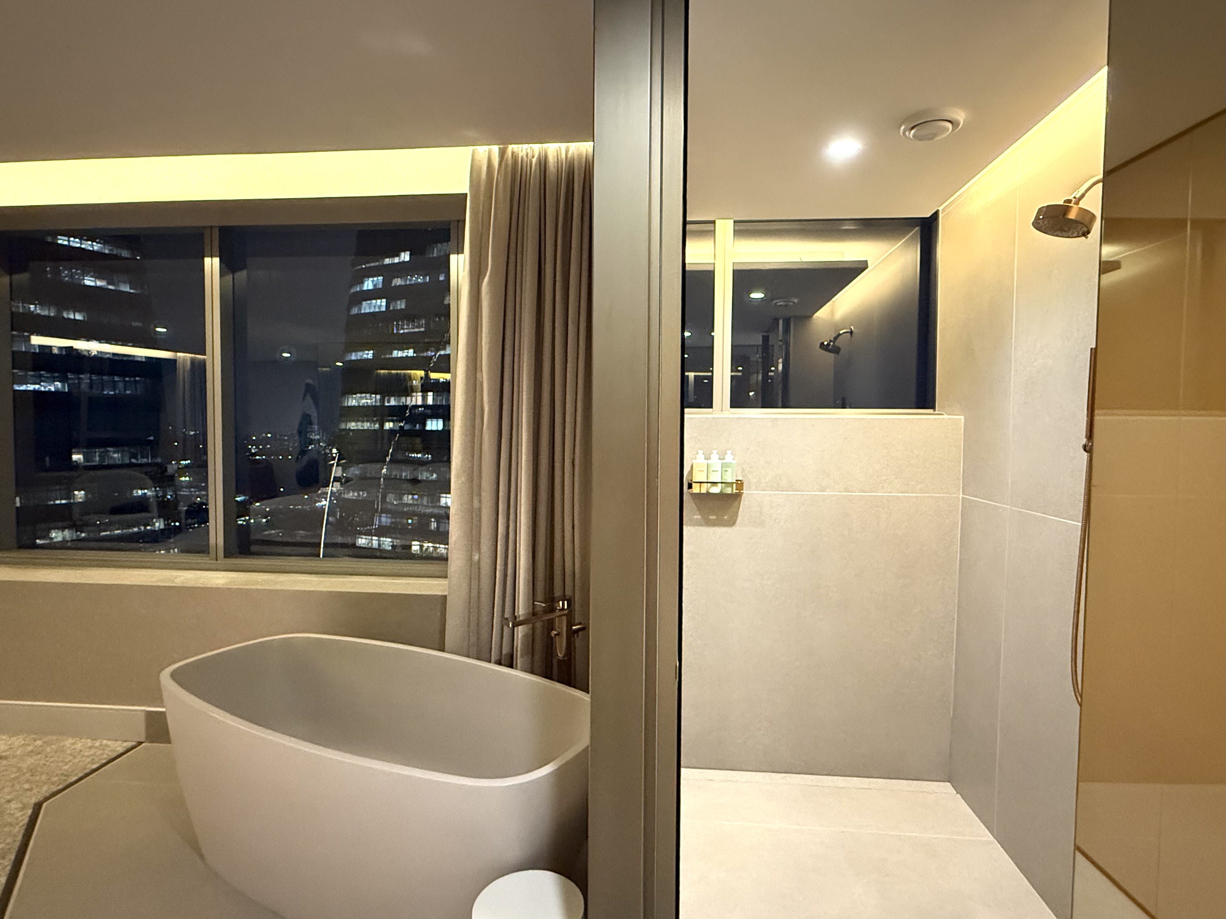 W Sao Paulo bathtub and shower W Sao Paulo bathtub and shower